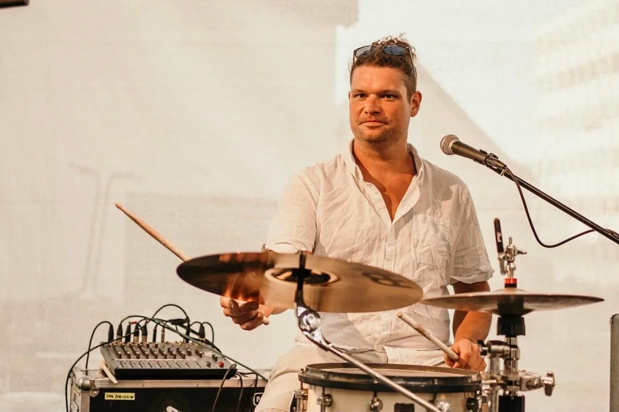 roots-caravan-erik-drummer-live-closeup.jpg