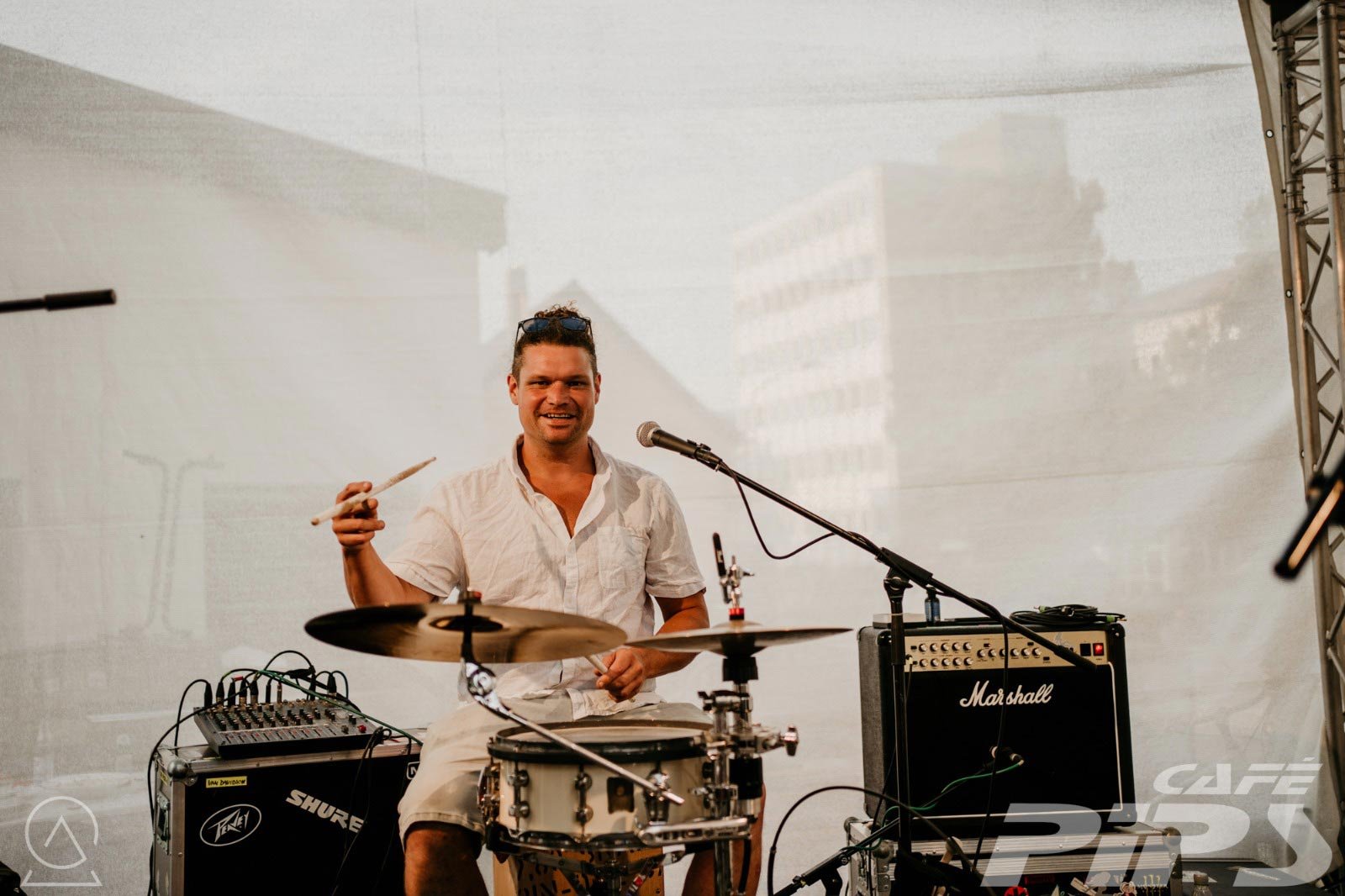 roots-caravan-erik-drummer-live-stage-augsburg.jpg
