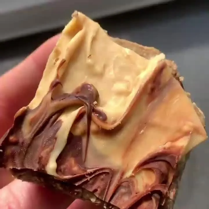 Upgrade your snack game with these insane Marbled Chocolate Protein Bars 😍🍫

Full credit to @plantbasedfoodieeee 🙌 

Here's her recipe:
"Bottom layer:
90g @myvegan salted caramel soy isolate 
25g @jimjams_spreads vegan spread (melted)
1-2 tbs