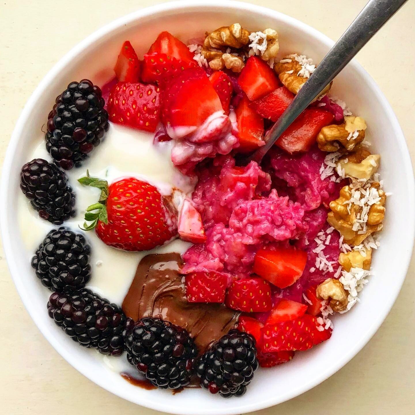 Smoothie bowl inspo or what 😍

Start your day well with a healthy, balanced and delicious brekkie that's full of colour ❤️

Shoutout to @onetastyfeed for this beautiful bowl 🙌