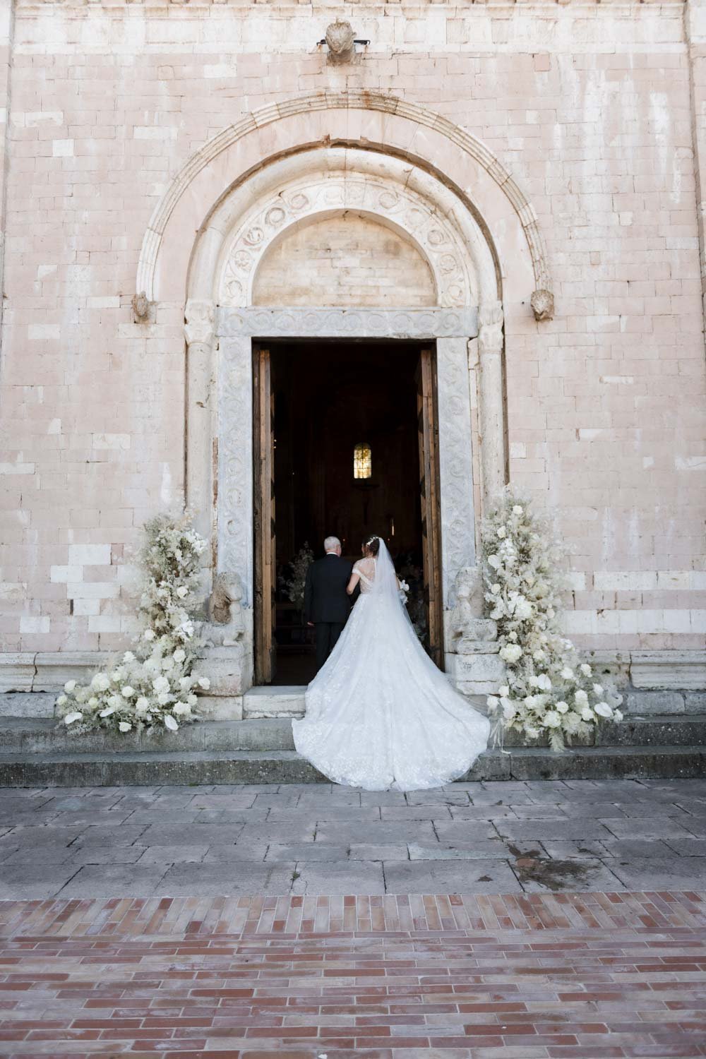 white wedding in Assisi Giulia Barabani wedding planner in Umbria