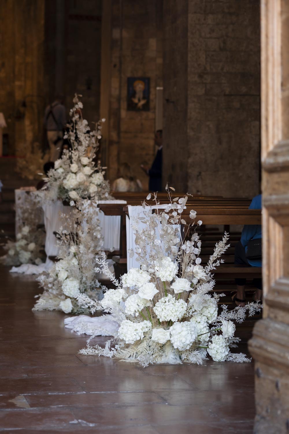 white wedding in Assisi Giulia Barabani wedding planner in Umbria