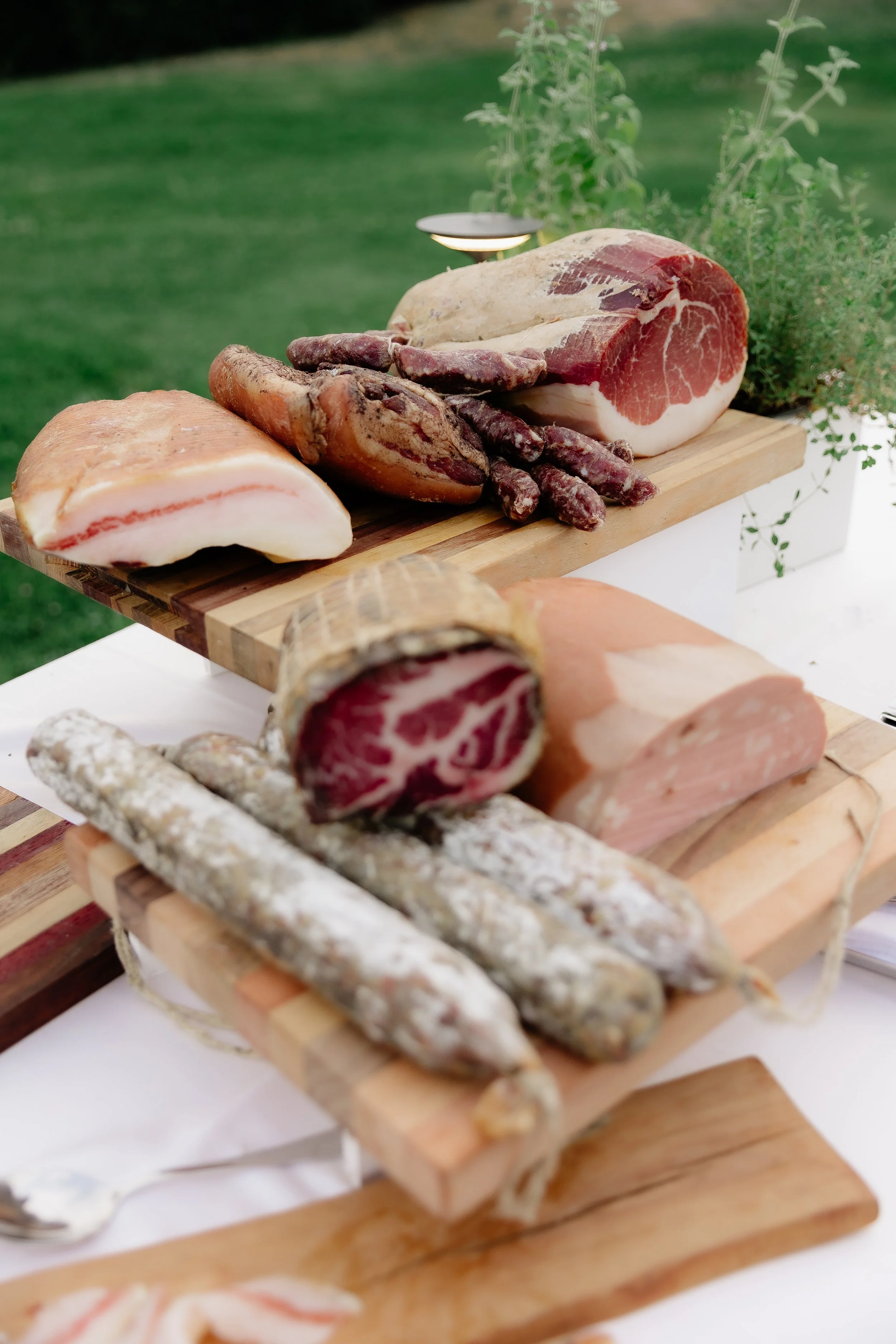 Outdoor Wedding dinner in vineyard – Umbria wedding