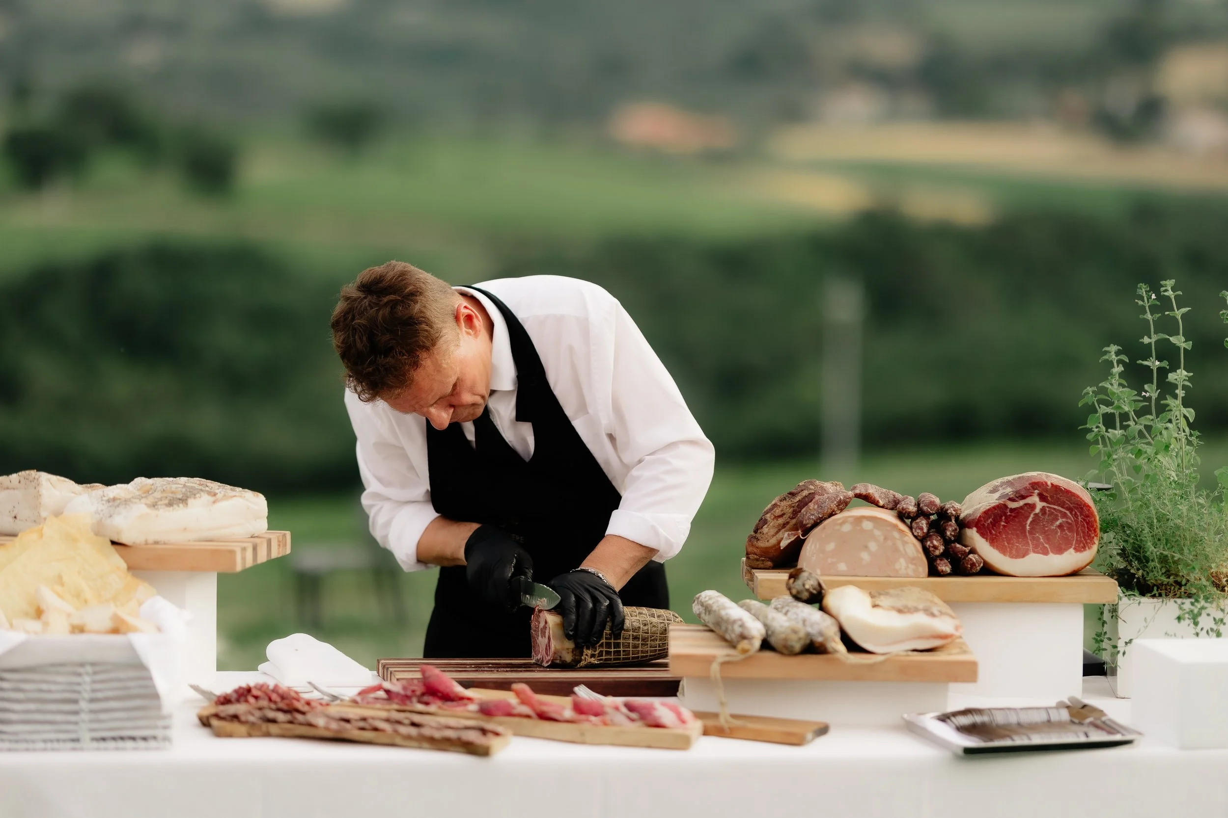 Outdoor Wedding dinner in vineyard – Umbria wedding