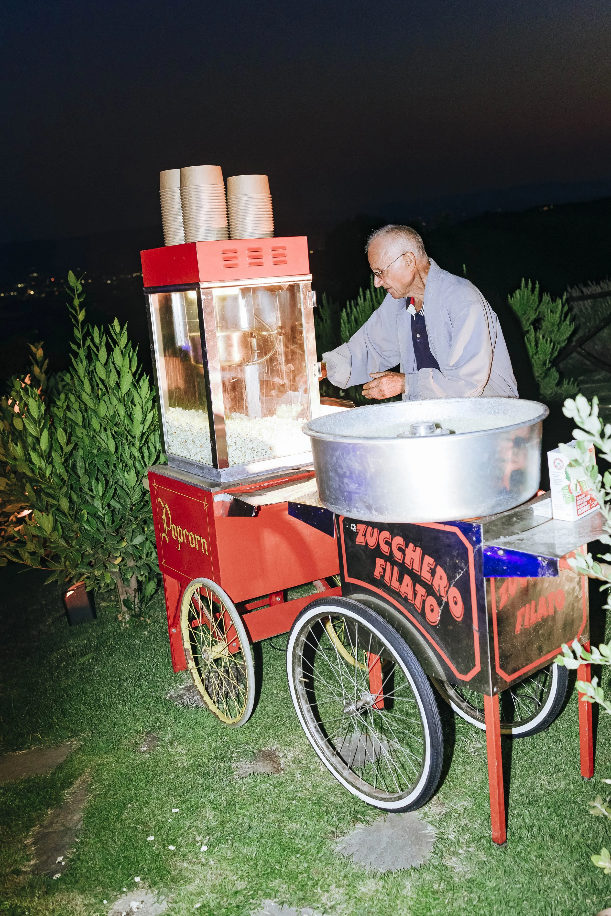 Cutting Cake Wedding at Castello di Petrata  Giulia Barabani destination wedding planner in Umbria