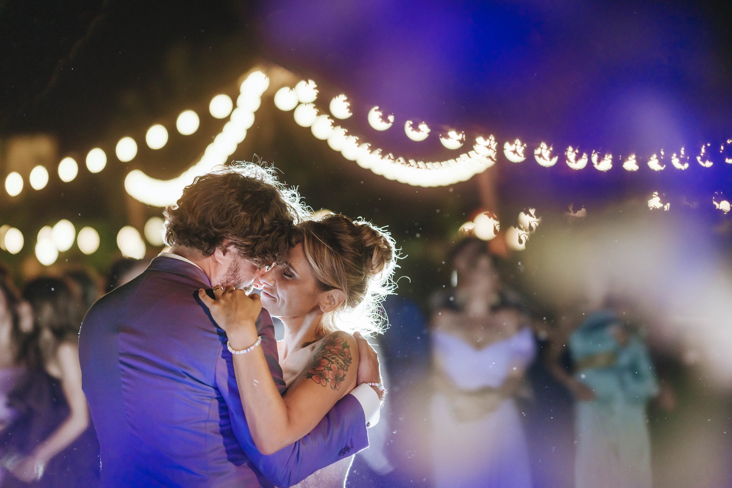 Cutting Cake Wedding at Castello di Petrata  Giulia Barabani destination wedding planner in Umbria