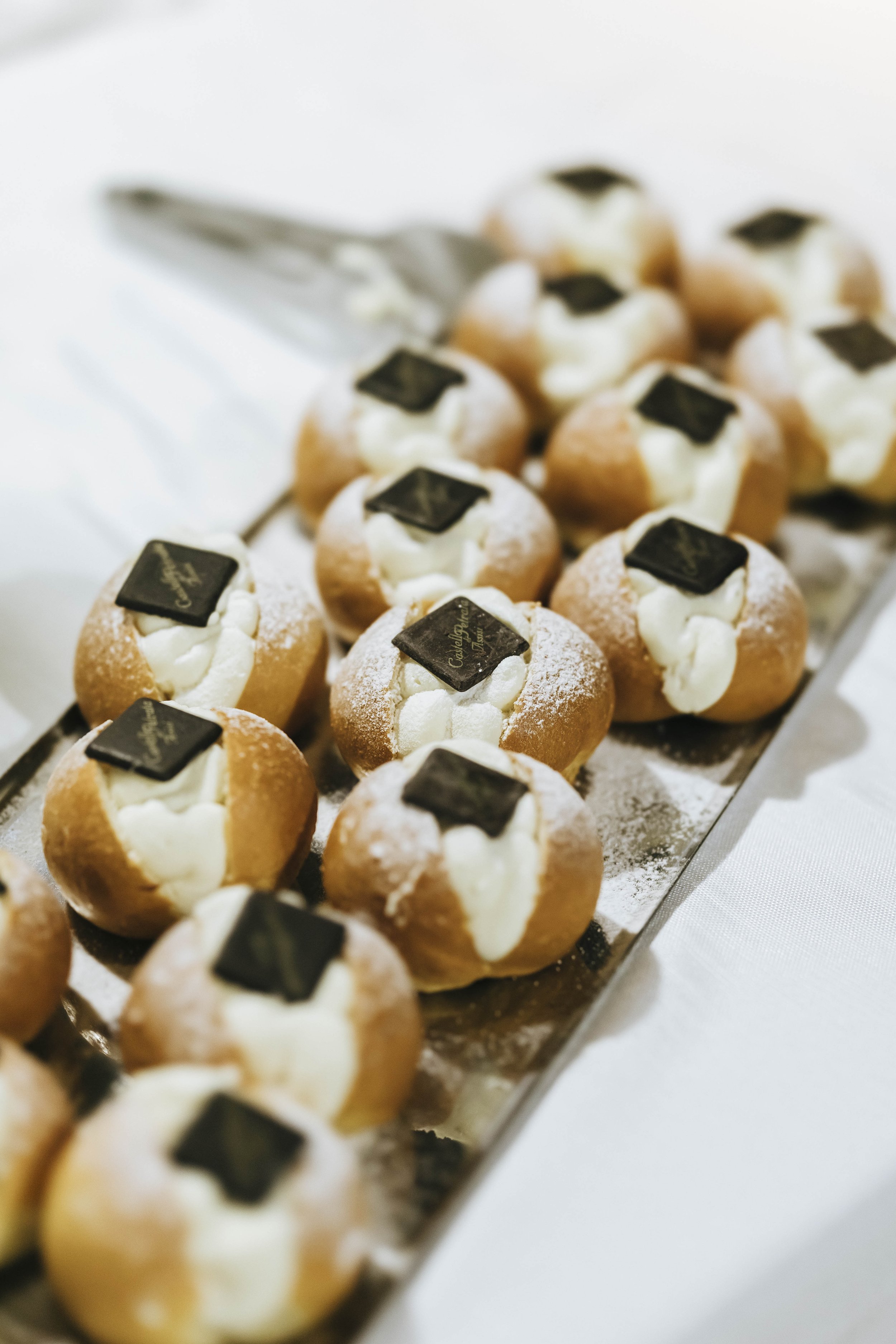 Cutting Cake Wedding at Castello di Petrata  Giulia Barabani destination wedding planner in Umbria