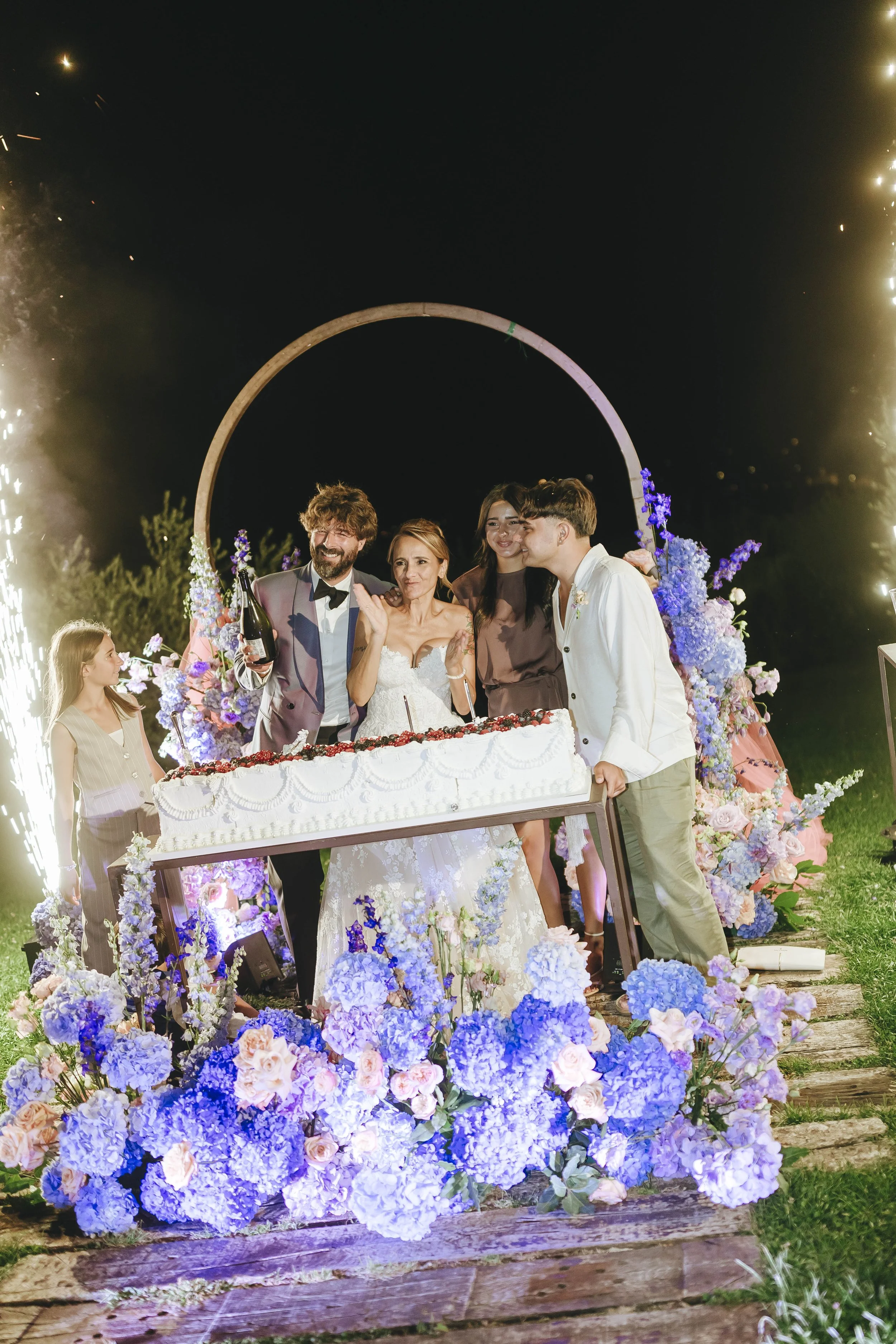 Cutting Cake Wedding at Castello di Petrata  Giulia Barabani destination wedding planner in Umbria