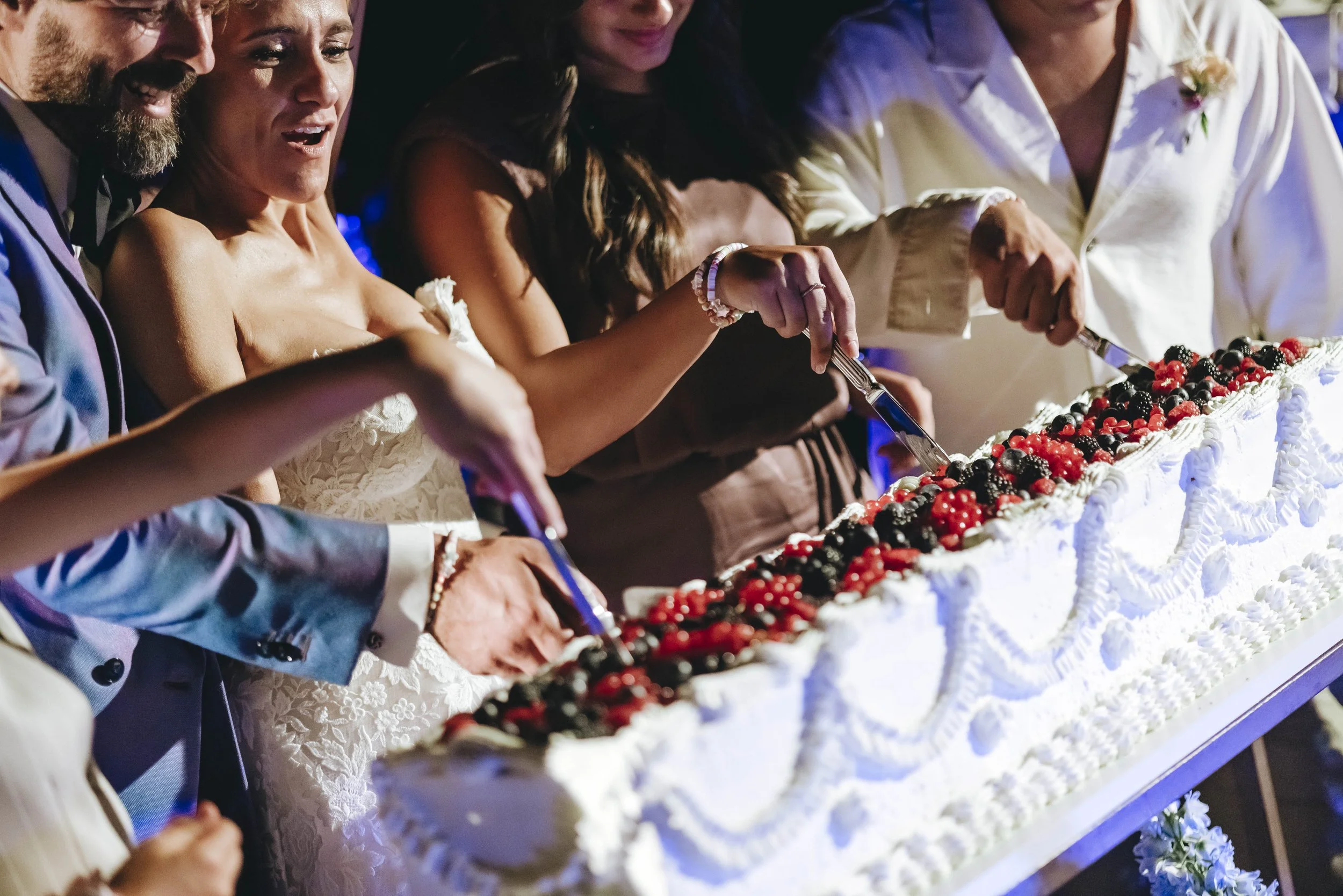 Cutting Cake Wedding at Castello di Petrata  Giulia Barabani destination wedding planner in Umbria