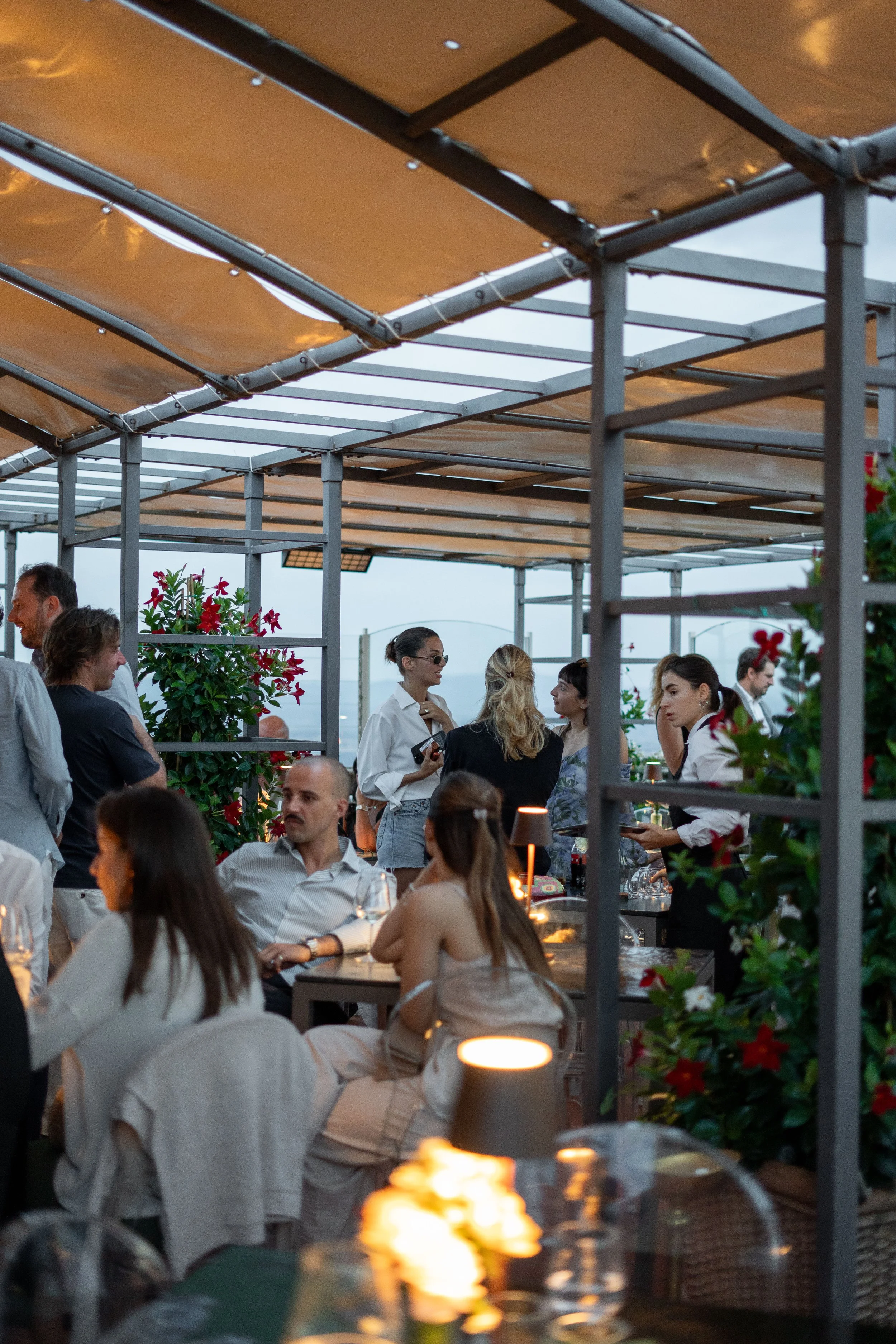 wedding content creator capturing candid moment during destination wedding in Italy - Giulia Barabani destination wedding planner in Umbria 