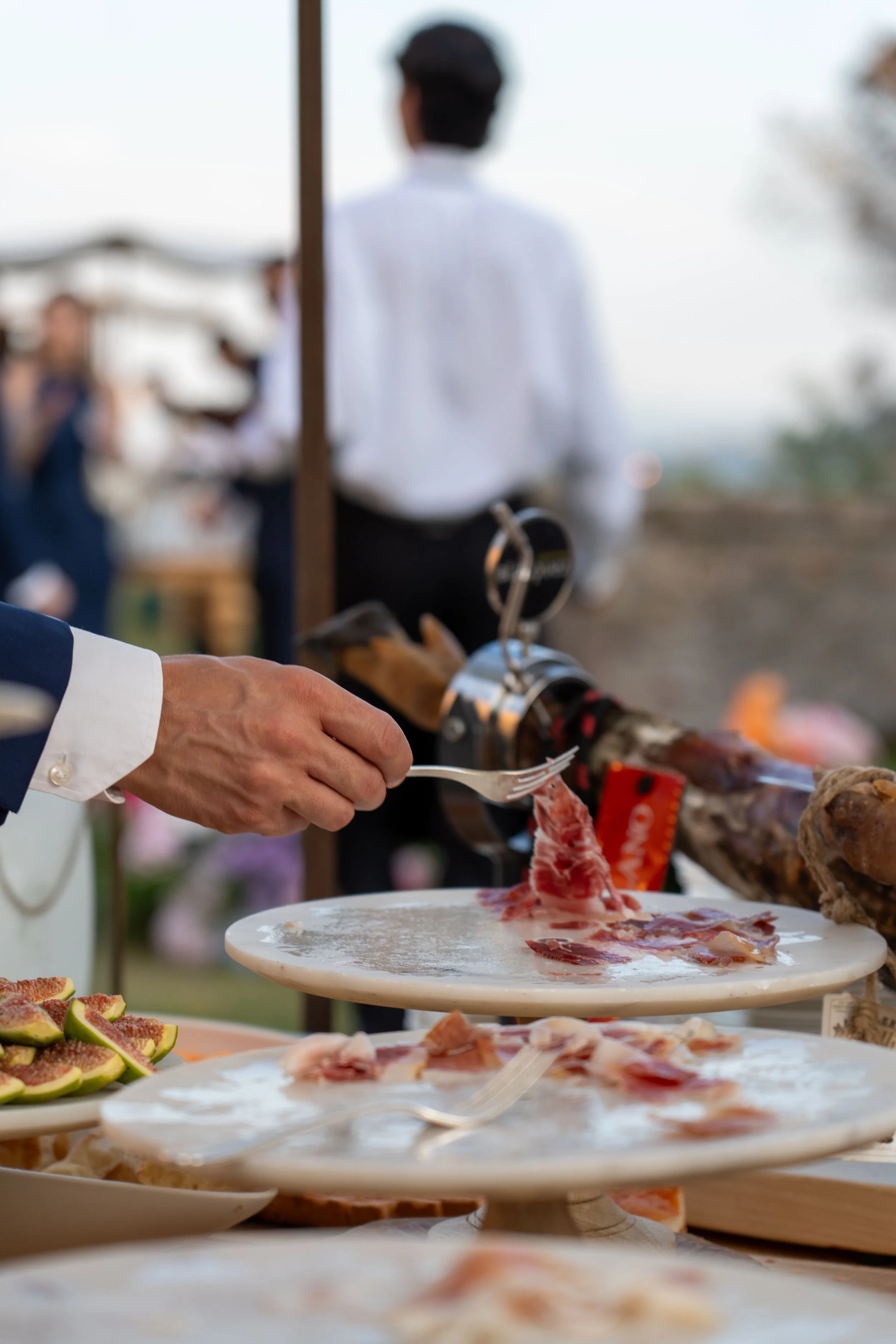 wedding content creator capturing candid moment during destination wedding in Italy - Giulia Barabani destination wedding planner in Umbria 