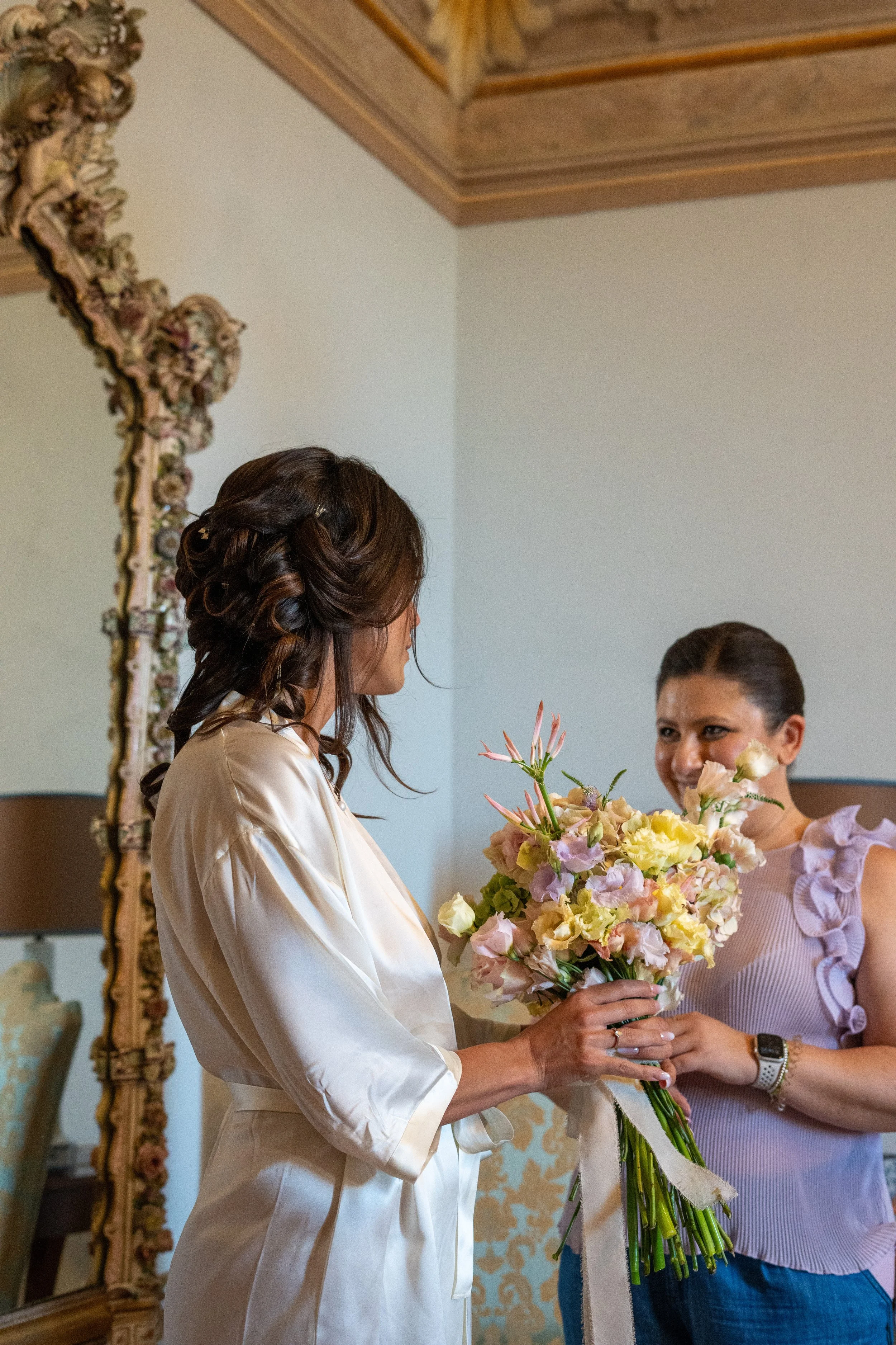 wedding content creator capturing candid moment during destination wedding in Italy - Giulia Barabani destination wedding planner in Umbria 