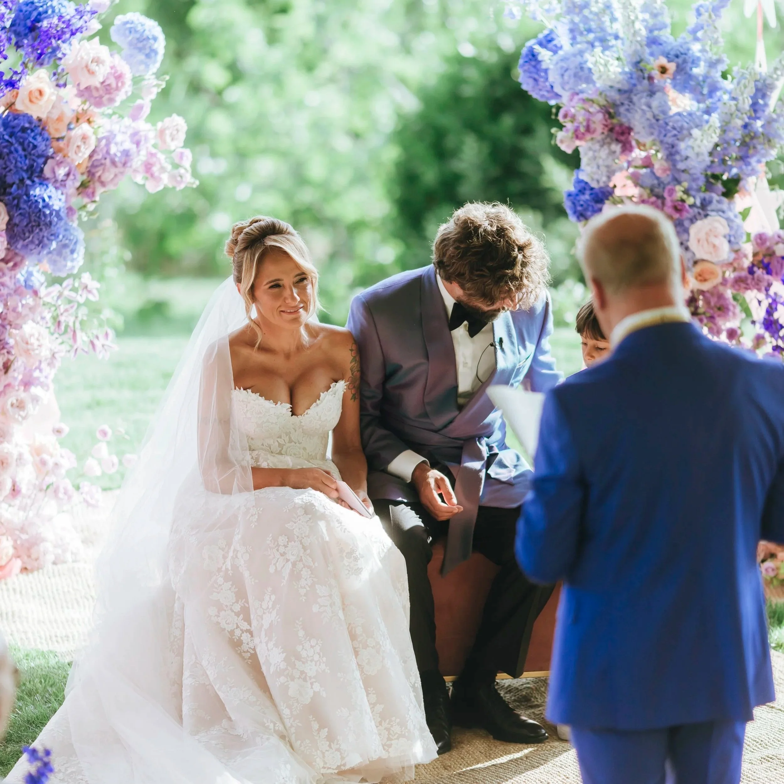 Cerimonia all’aperto al Castello di Petrata con vista su Assisi, in uno delle Umbria wedding venue più iconiche. Giulia Barabani wedding planner e designer