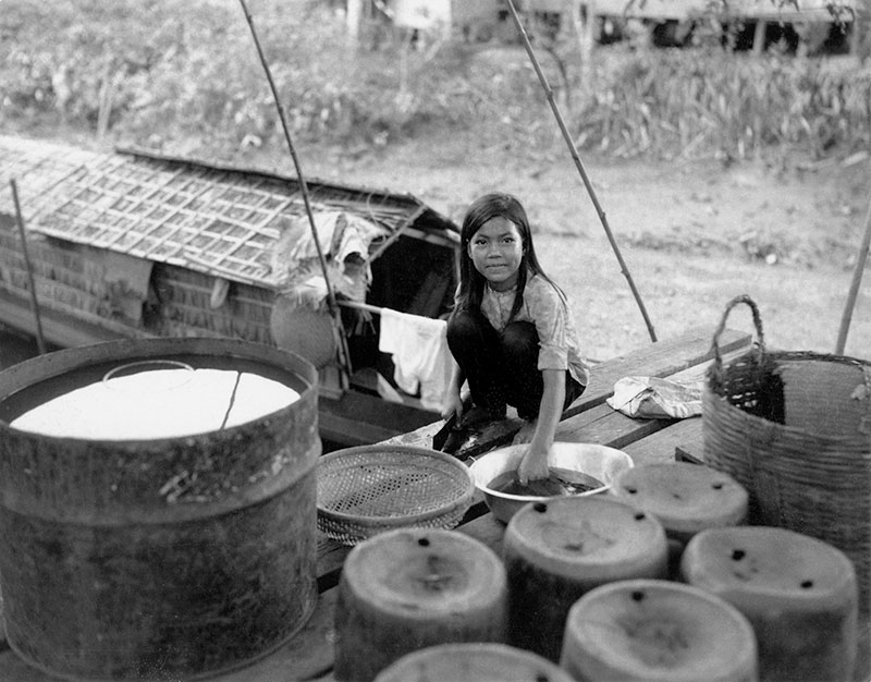 12-portraitsofvietnam-girl-washing.jpg