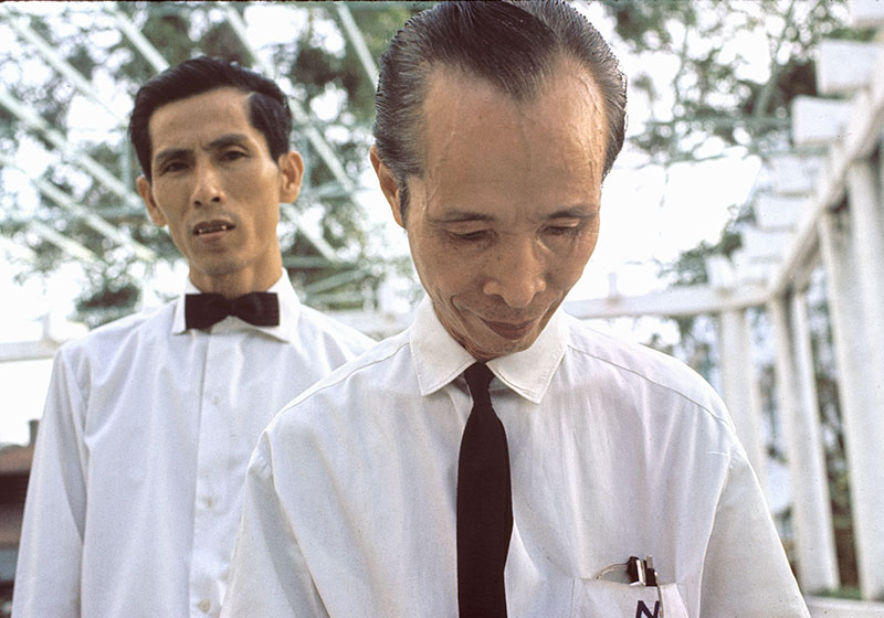 13-portraitsofvietnam-waiters.jpg