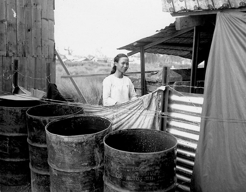 18-portraitsofvietnam-woman-and-barrels.jpg