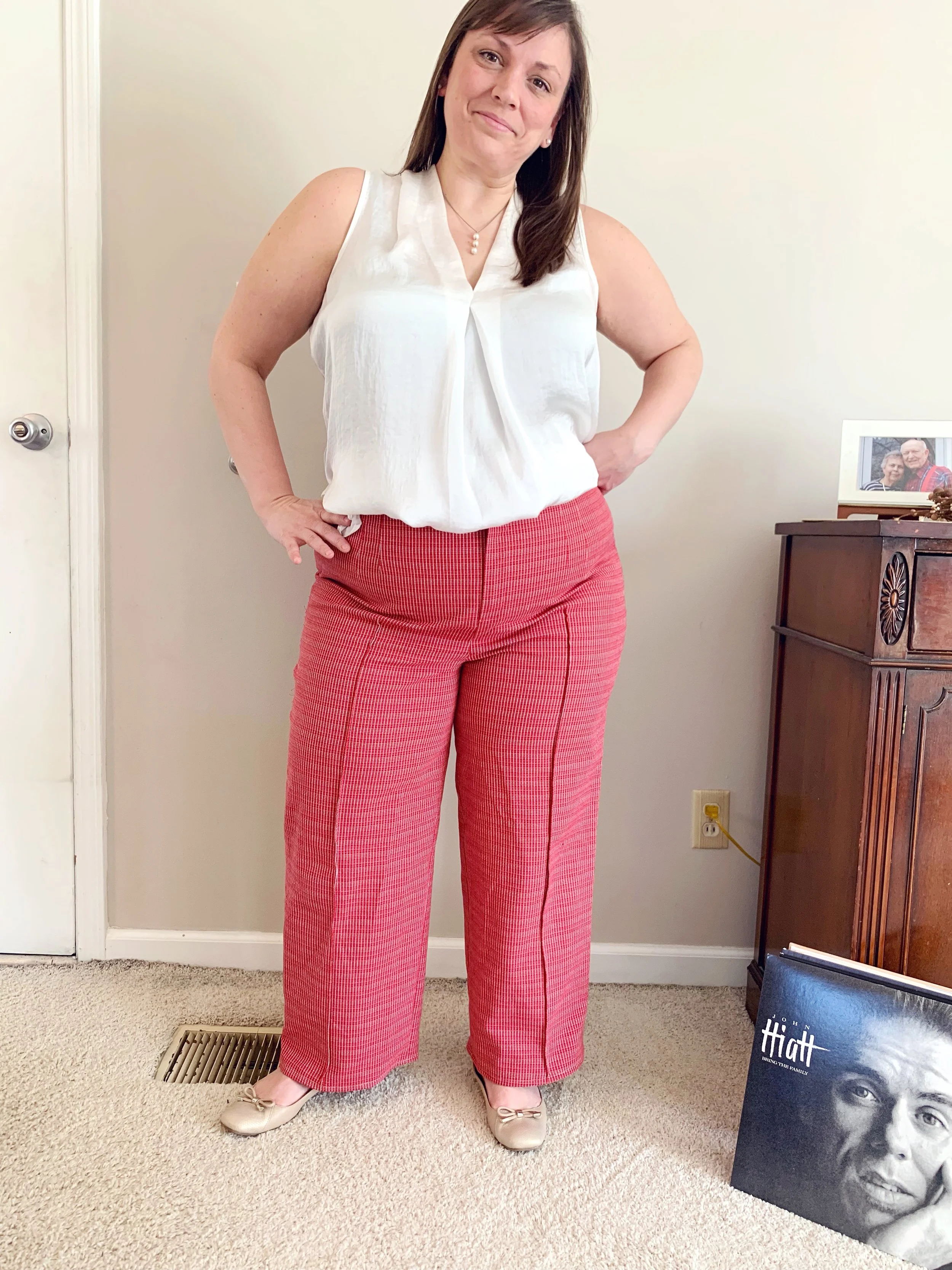 Seamwork Callahan Pants…plus a view of our extremely outdated outlet and cord. What can I say—January is not the optimal month for photographing my handmades! Gotta work with what I’ve got indoors.