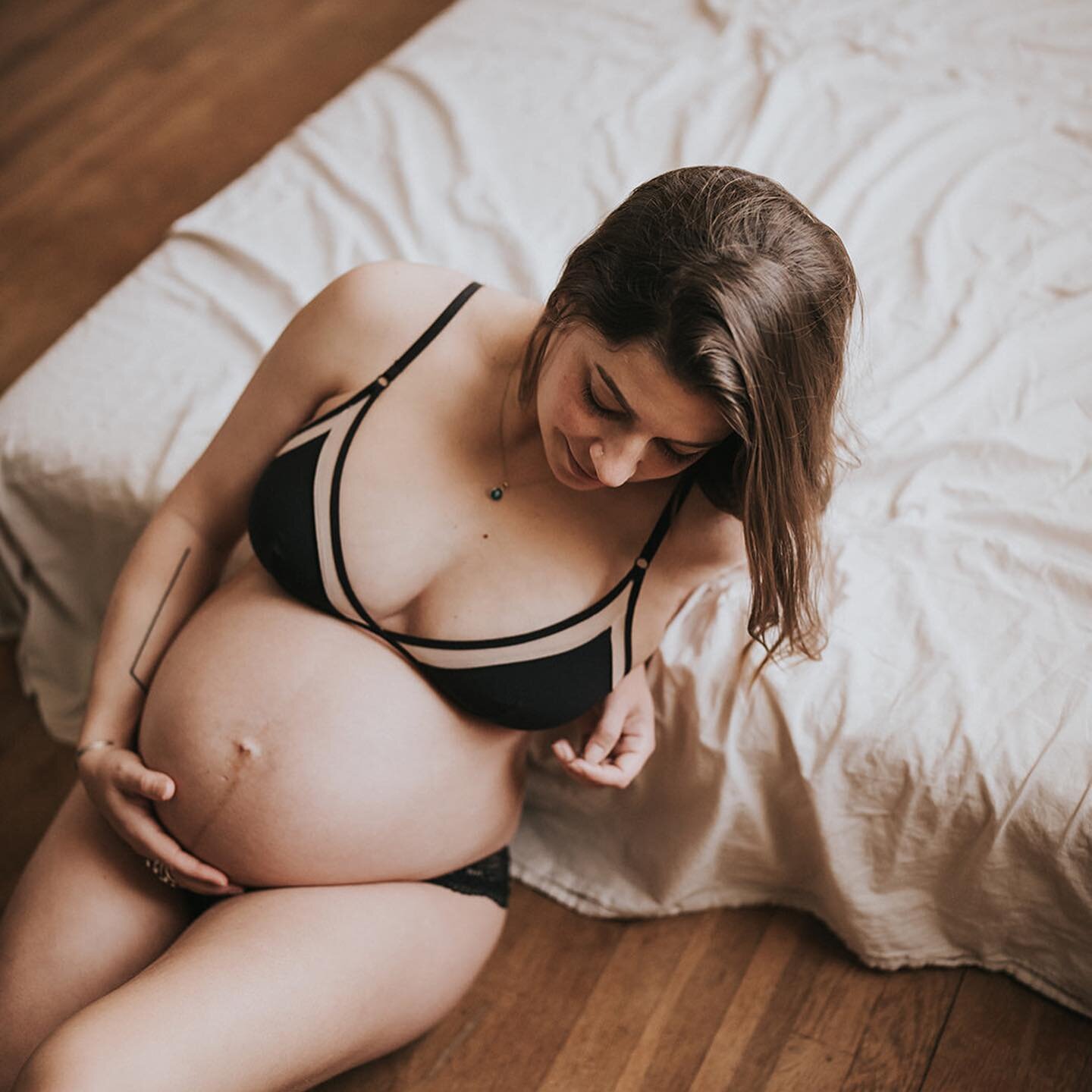 I&rsquo;ve been RICH in maternity boudoir and it&rsquo;s quickly become my absolute favorite thing to shoot. How perfect was @theapicard baby belly? Not quite as perfect as their beautiful baby is!