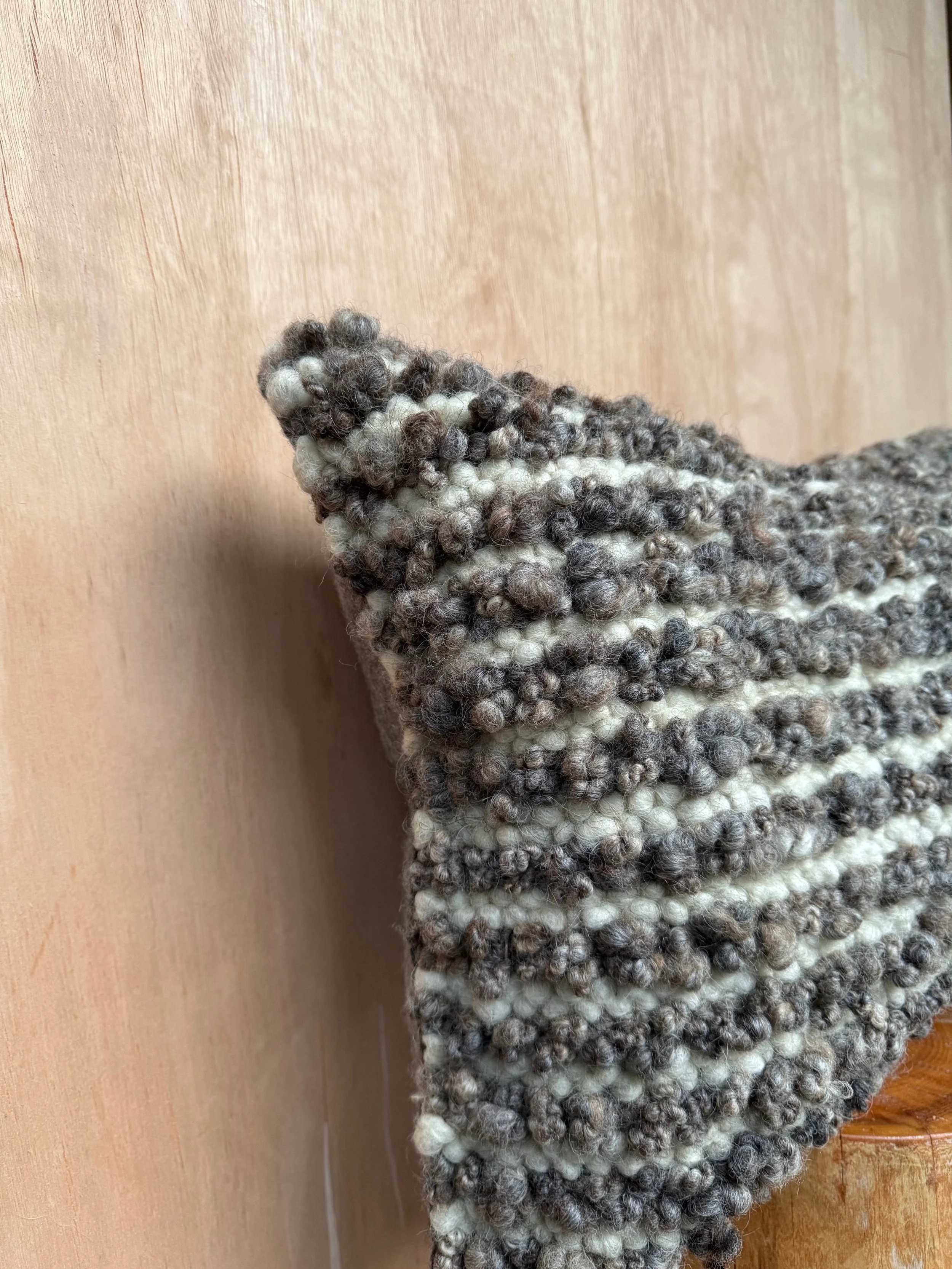 Pute i håndspunnet garn