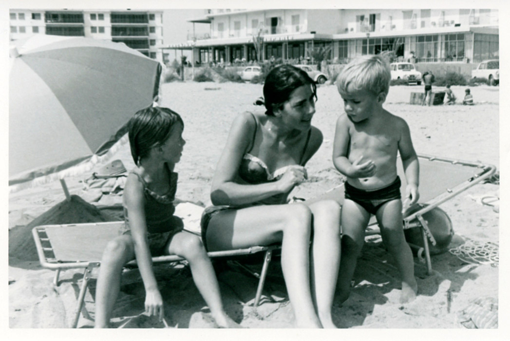 Aurélie, our mother with Anna and Simon on the beach in front of Residence de la Plage. 