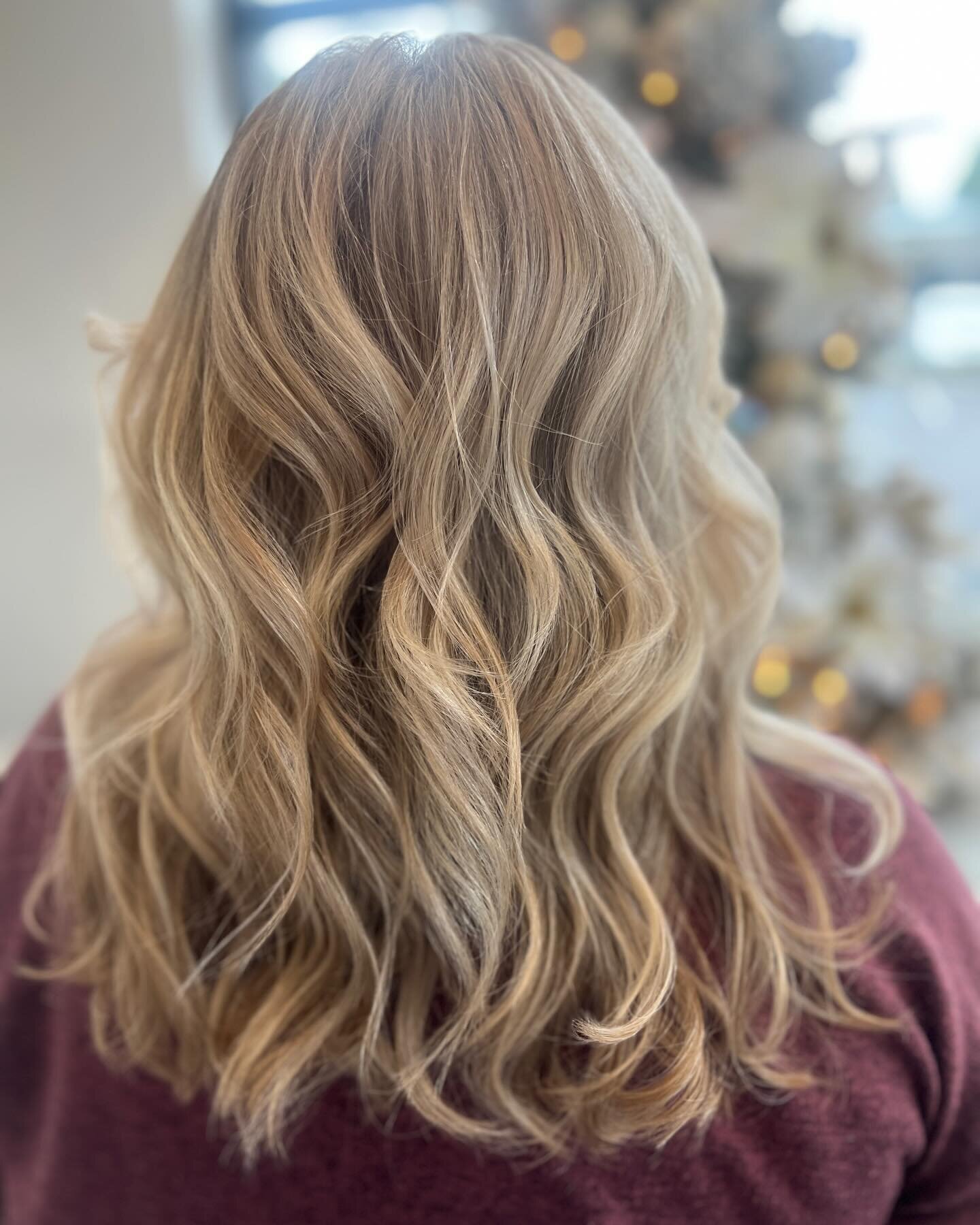 This blonde is perfection 🤍
Done by our foil specialist @vee.styles_ she never misses! 🫶🏽