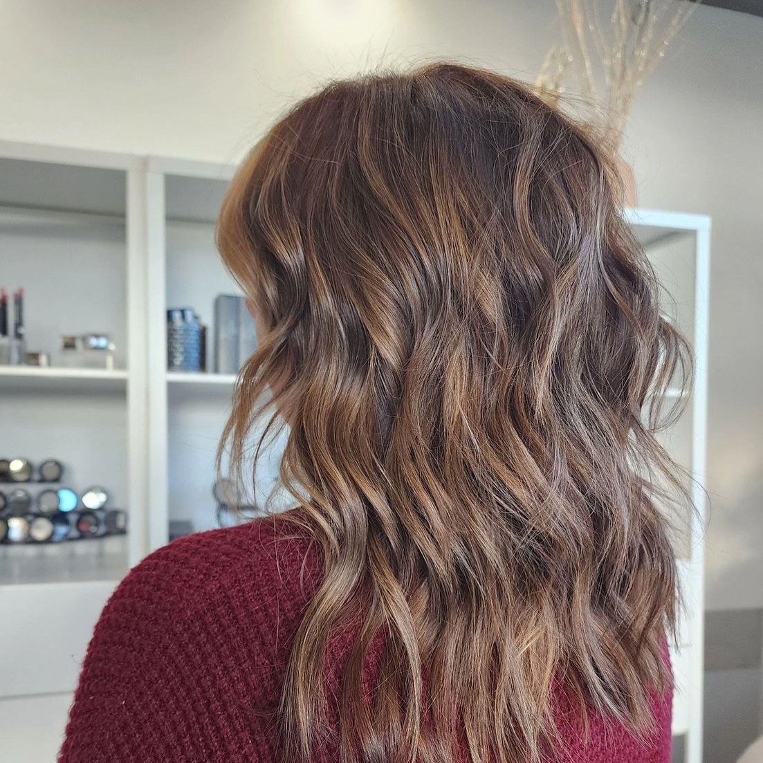 Service Highlight!✨ Low maintenance hair services tailored for busy moms.
Are you a mom seeking ways to simplify your daily routine? Consider a lived-in hair color! These color services are ideal for those on the go who want to wake up with fabulous 