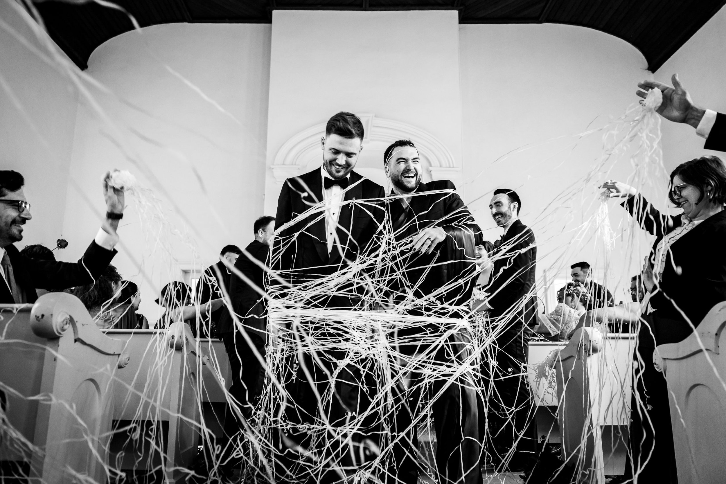 candid-wedding-ceremony-exit-streamers-diego-moura.jpg