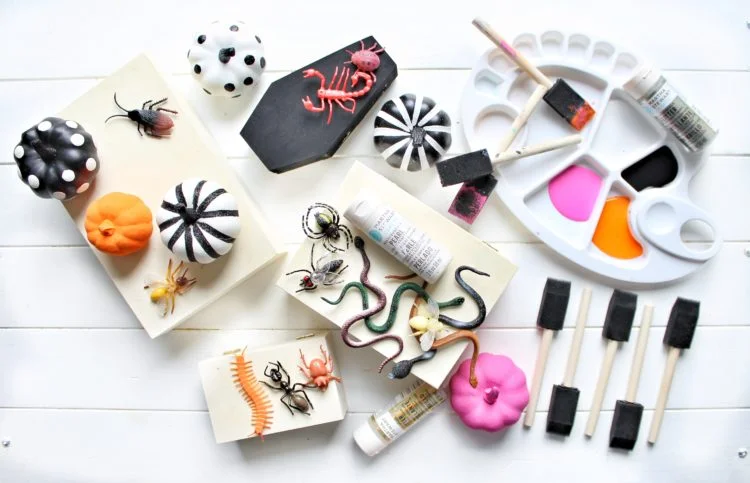 glam-halloween-mantel-decor-1-1017-e1508445822682.jpg