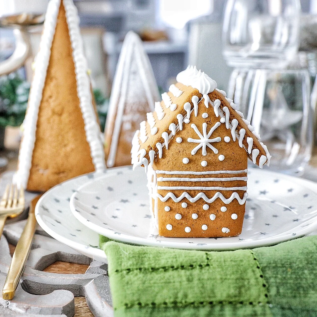 A Simply Beautiful Holiday Tablescape 