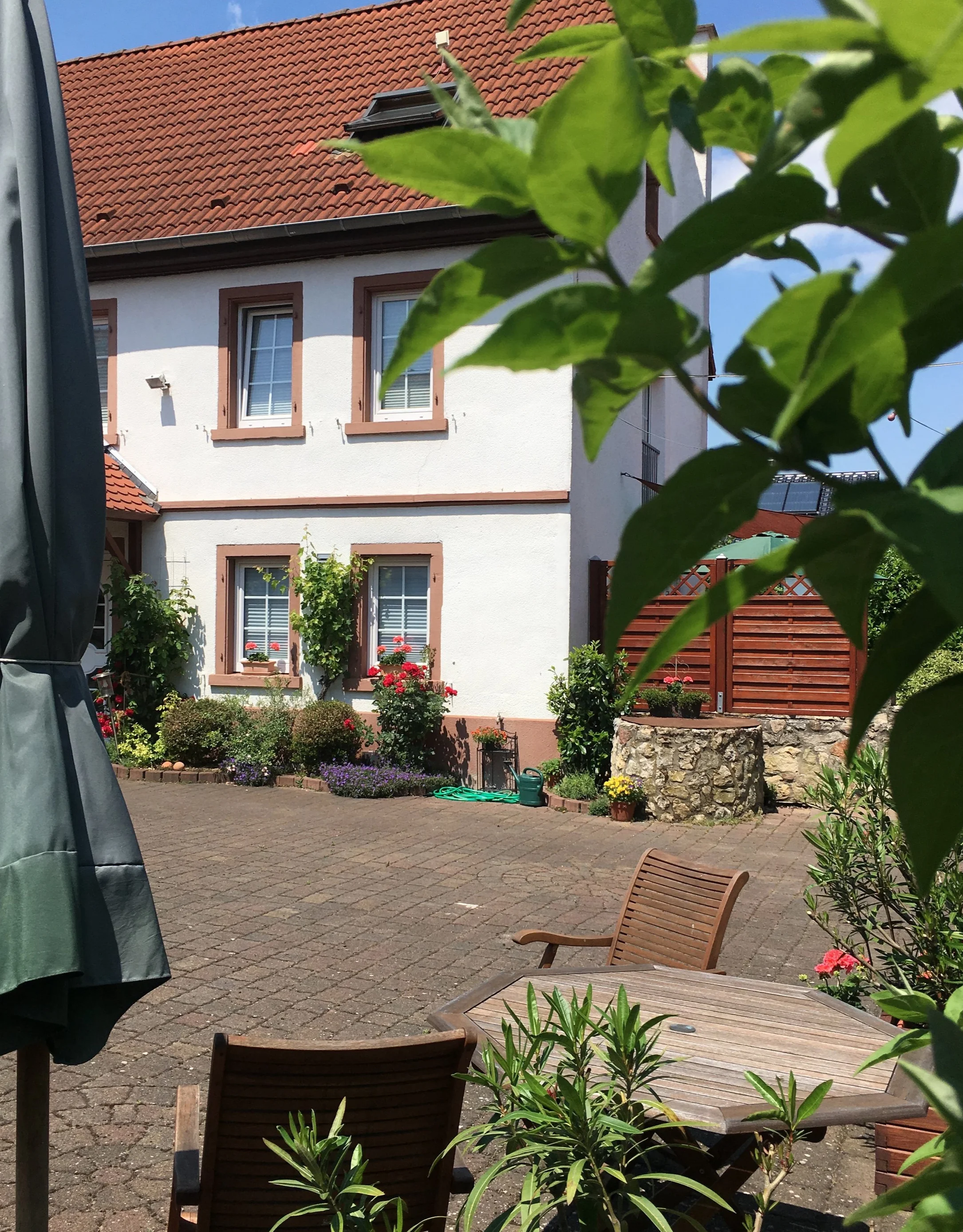 hof_mit_haus.jpg