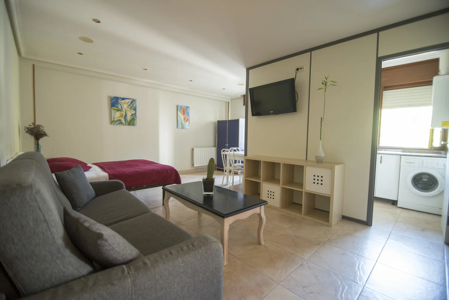 Salón y dormitorio integrados de uno de los apartamentos de Apartamentos Mugarri en Pobeña