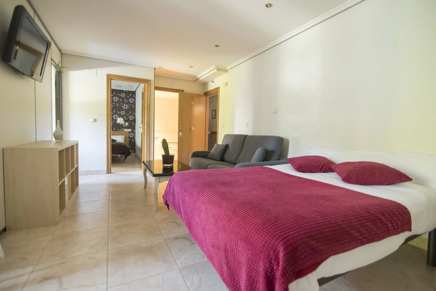 Zona de estar y dormitorio de un apartamento de Apartamentos Mugarri en Pobeña