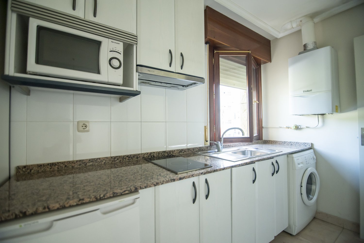 Cocina de uno de los apartamentos de Apartamentos Mugarri en Pobeña