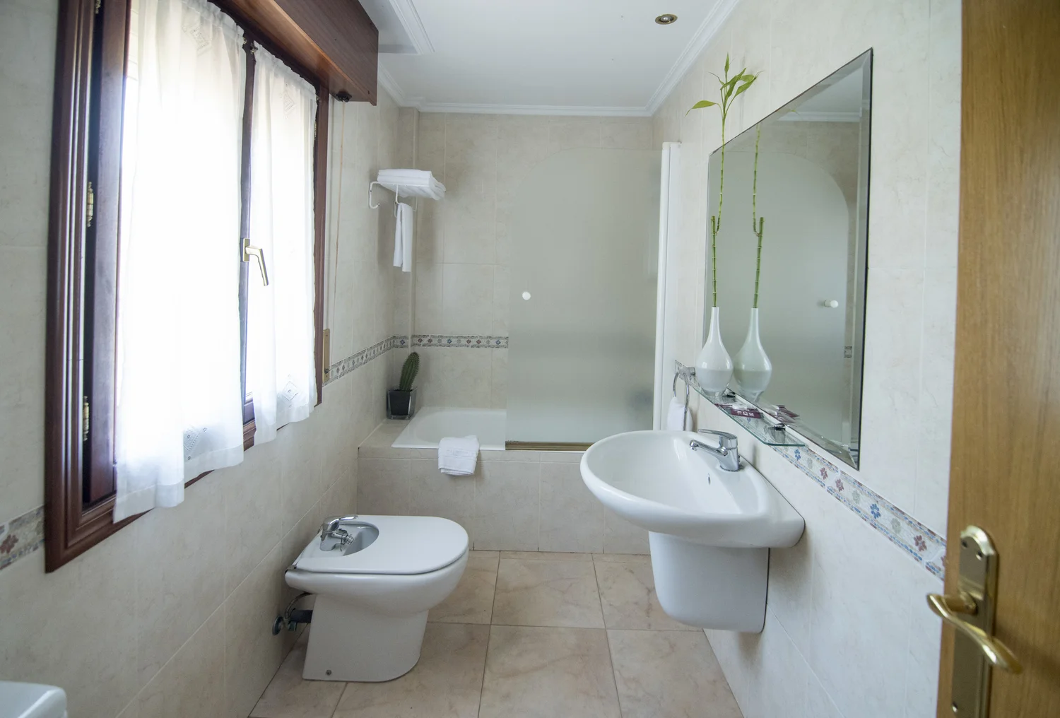 Cuarto de baño de uno de los apartamentos de Apartamentos Mugarri en Pobeña