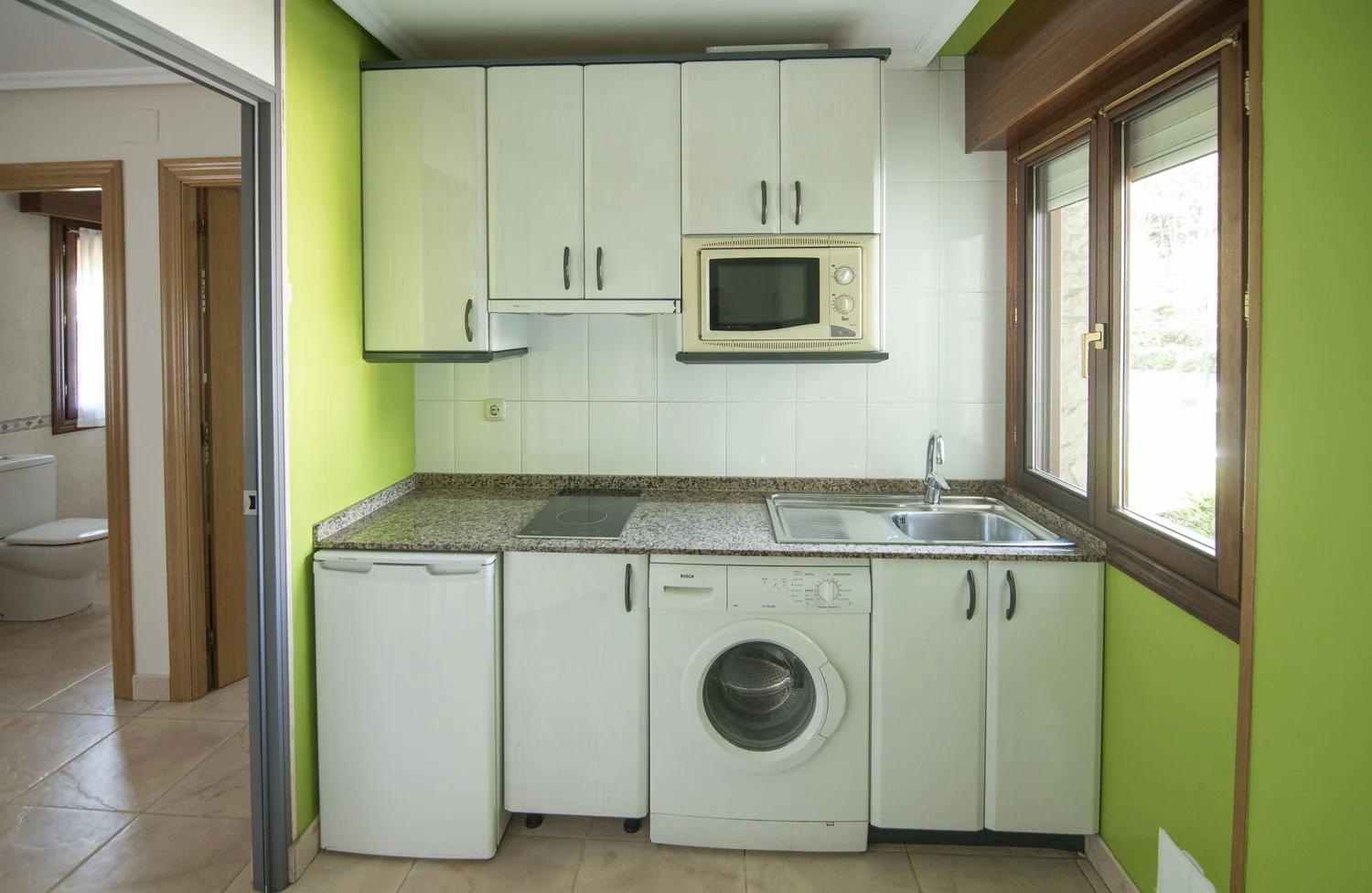 Cocina equipada de uno de los apartamentos de Apartamentos Mugarri en Pobeña