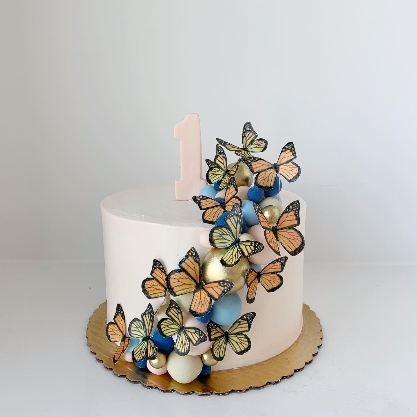 We have so many cakes we need to share, and this beauty is one of them 😍
This was for @monarchatelier&rsquo;s first anniversary and I think the theme was on point 👌🏻
.
.
.
.
.
#houstoncakes #houstonbaker #houstonbakery #butterflycake #cakeart #fon