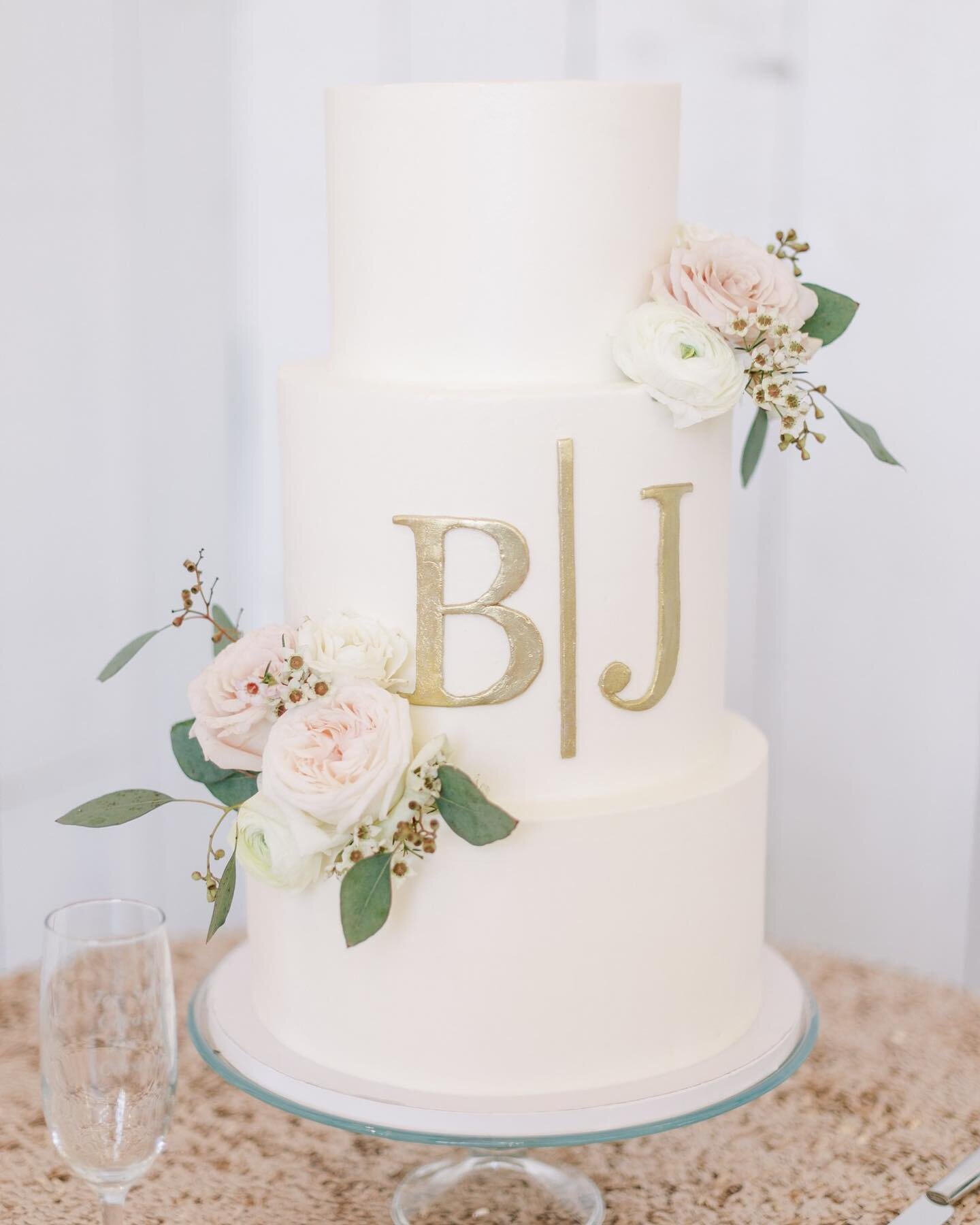 Elegant and classic wedding cakes can never go wrong ✨
Photographer: @lesliemargaritaphoto
Florals: @monicasbrides
.
.
.
.
#weddingcake #houstoncakes #houstonbaker #houstonbaker #houstonweddings #weddingsinhouston #bridesofhouston