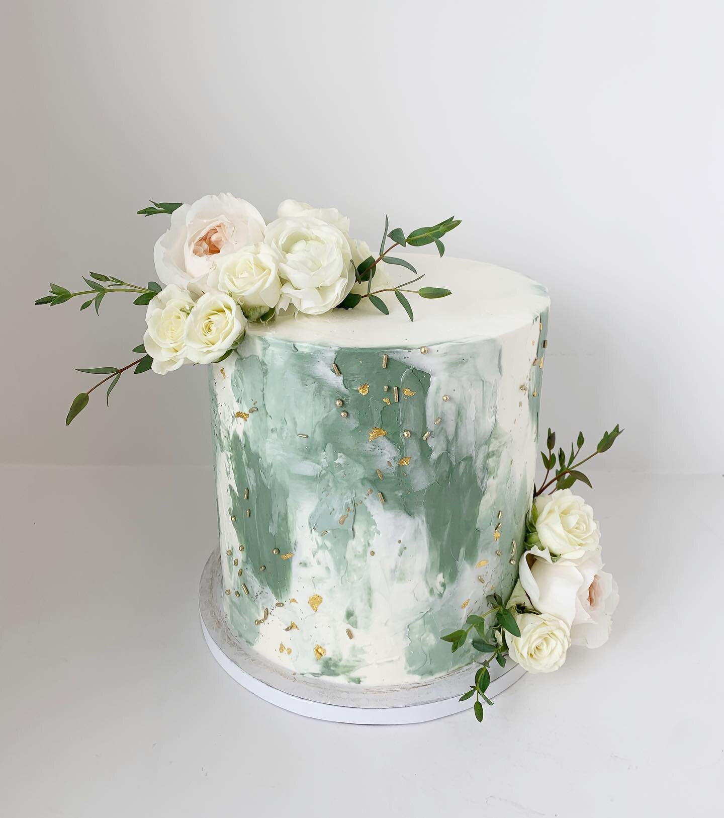 This sage toned beauty was a big girl 😍 extra tall 8&rdquo; cakes have been so popular lately as parties have gotten bigger again and our clients love a tall modern shape!
.
.
.
.
#houstoncakes #houstonbaker #houstonbakery #cakeart #floralcake #cake
