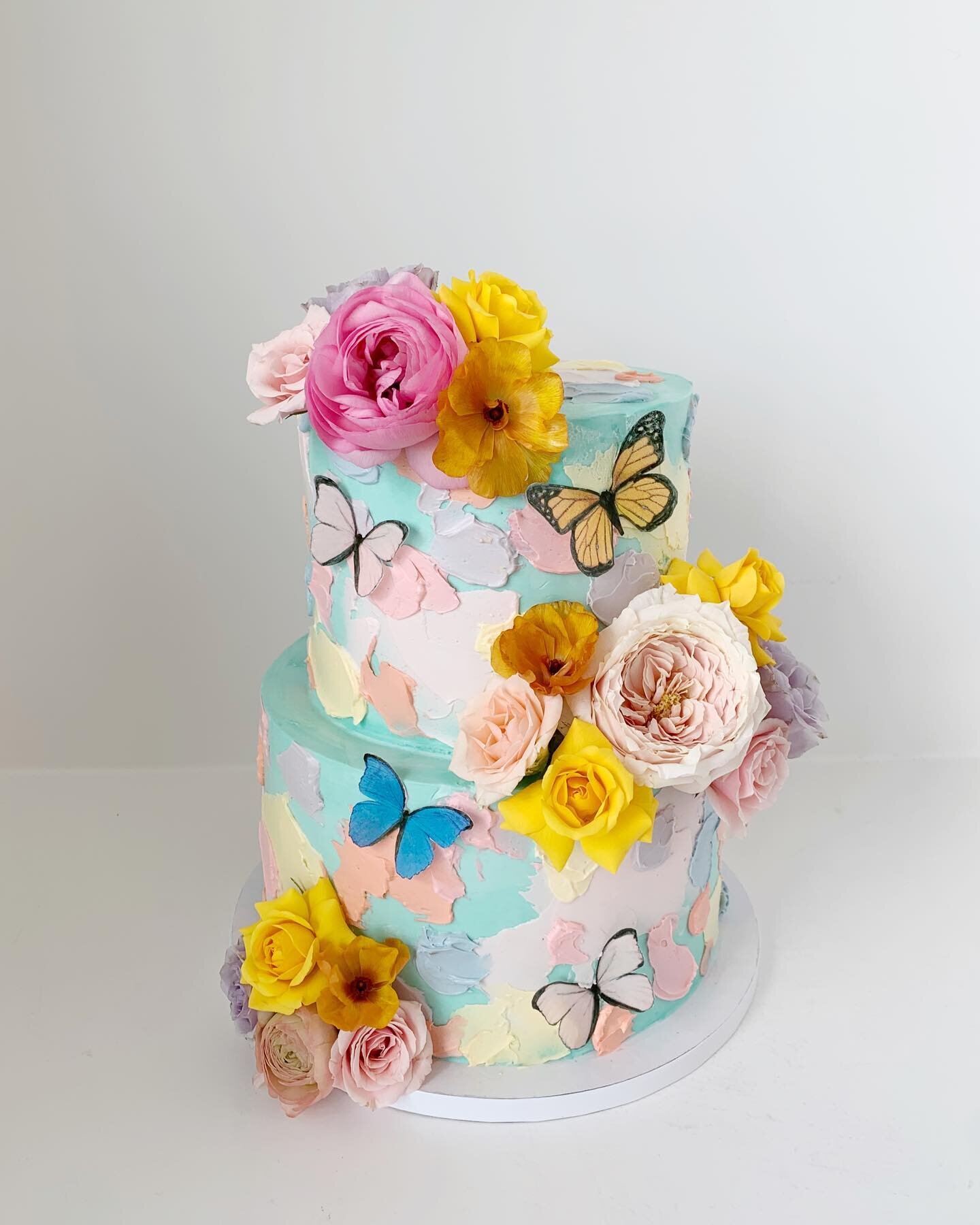 When we take inspiration from some of our past work to make something completely new and unique for our client! This pretty cake has all of our signature elements - pastel colors, florals and butterflies!🦋
.
.
.
.
.
#houstoncakes #houstonbaker #hous