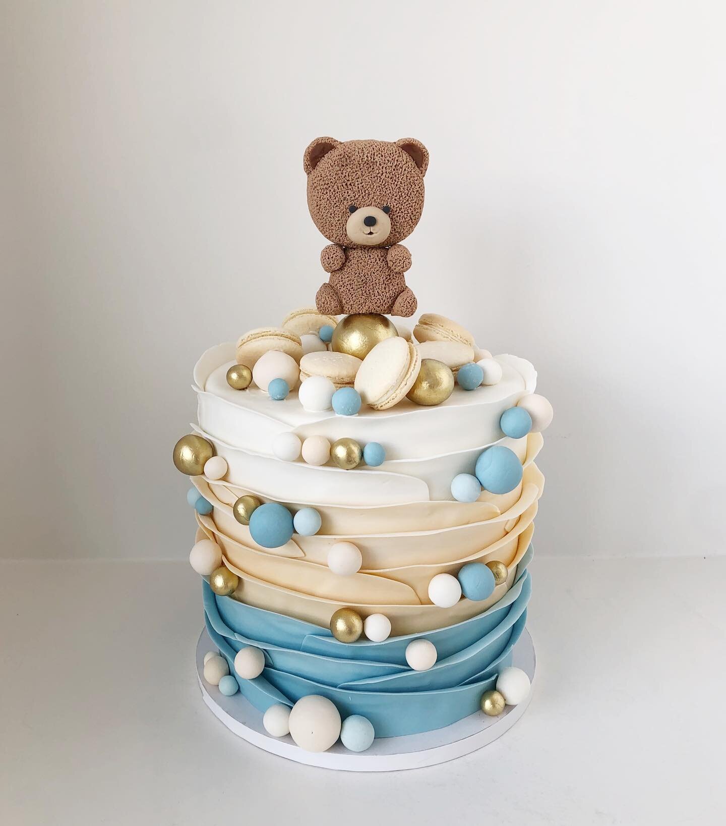 Another bear-y cute cake, a different color scheme 😍 it&rsquo;s always fun taking a previous design we did and putting a new twist on it for a different event!
.
.
.
.
.
.
#houstoncakes #houstonbaker #houstonbakery #fondantcake #bearcake #cakeart #r