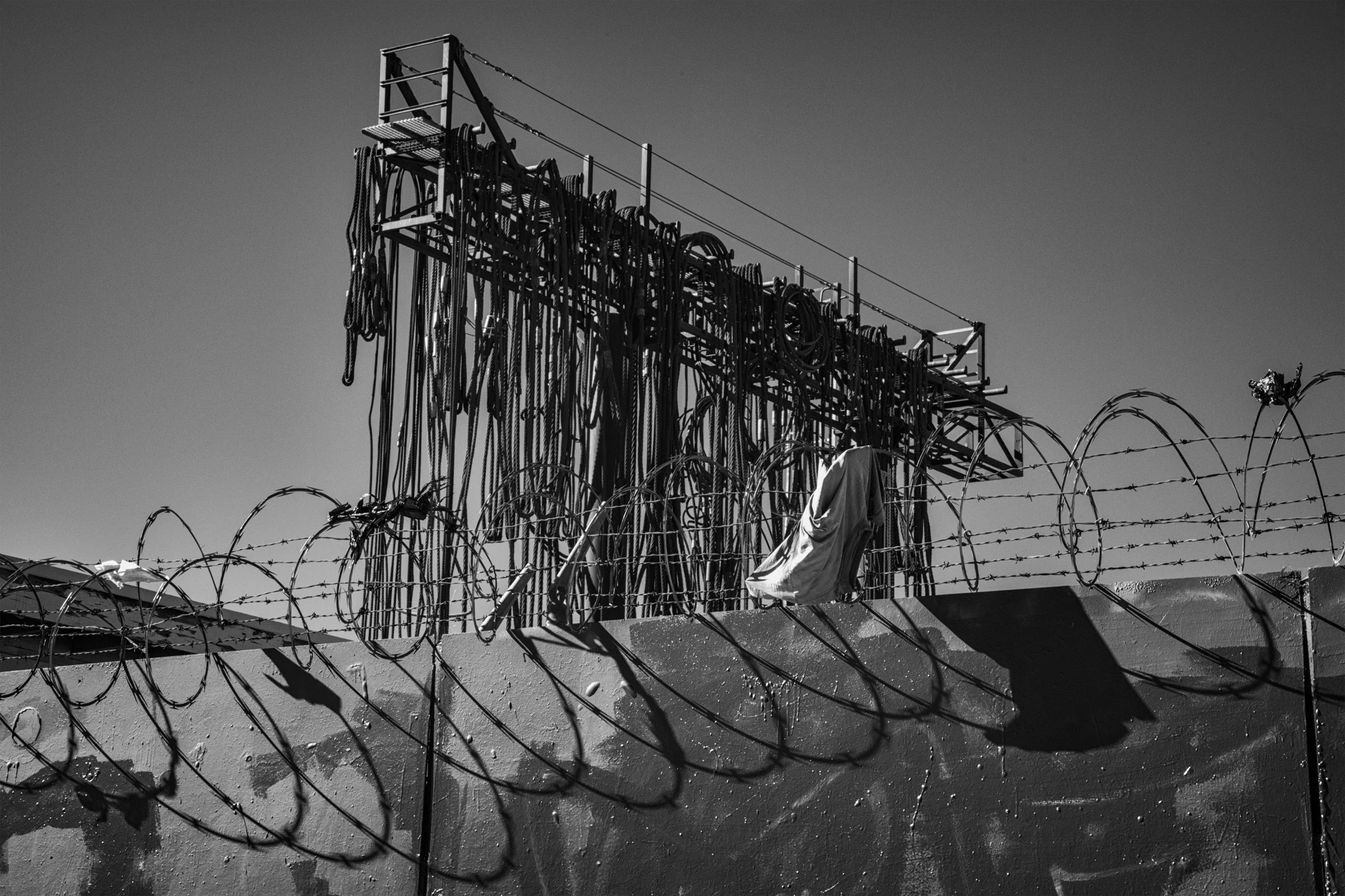 CONCERTINA WIRE, ROPES AND TEESHIRT (2022)
