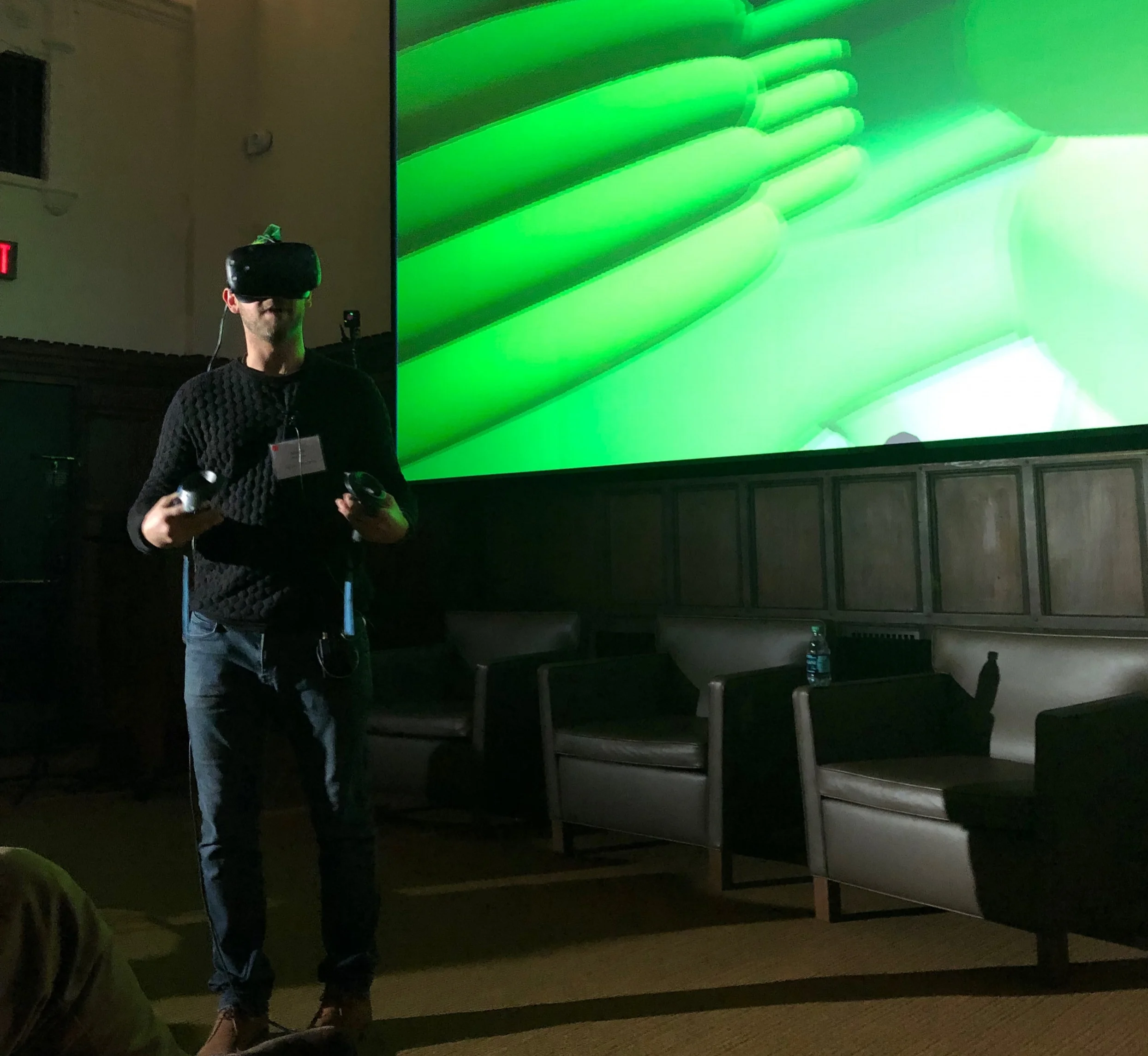 Wainstein demos virtual reality at Yale’s Day of Data event.