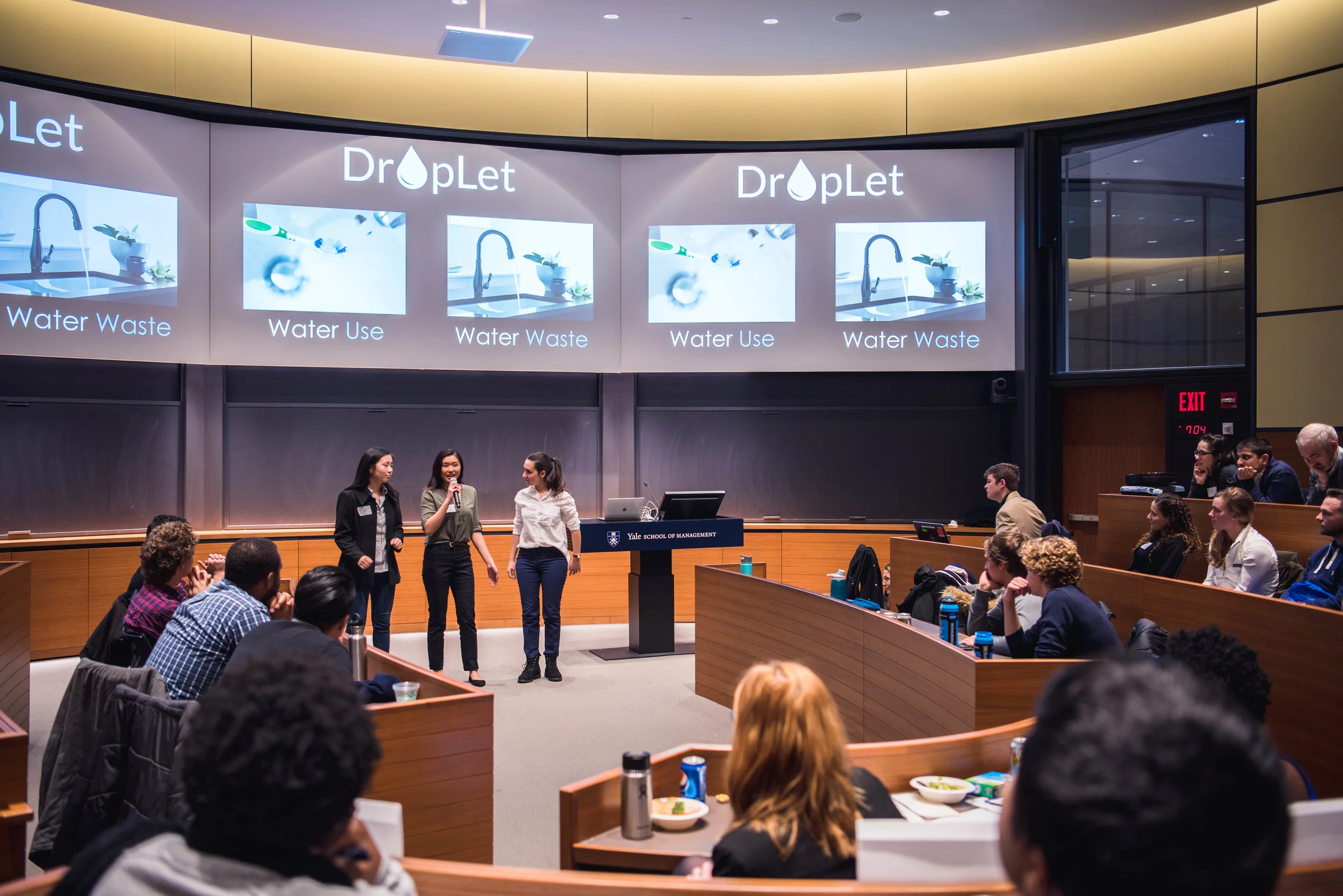 Fall 2018 Accelerator participants take part in a pitch-off.