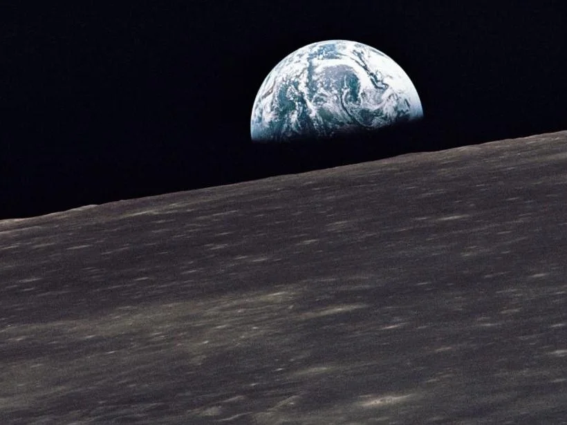 Apollo_10_earthrise_0.jpg