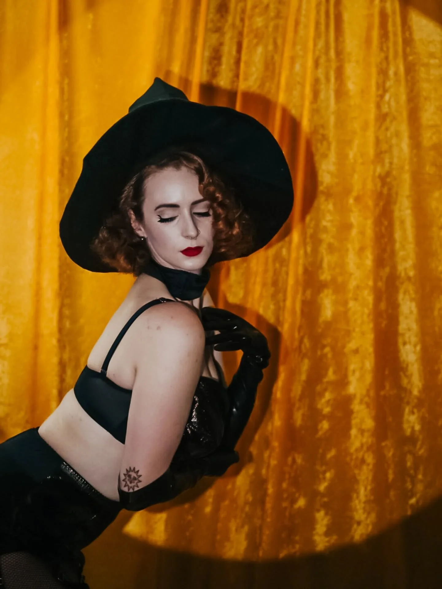 Currently editing Daisy 🧙&zwj;♀️🧹

Absolutely adored having this woman back, we created so much gorgeousness!

@dolly__daisy x @yourchoicephotography 
Halloween Shoots: After Dark

#halloweenboudoir #vintagepinup #leedsboudoirphotographer #befearle