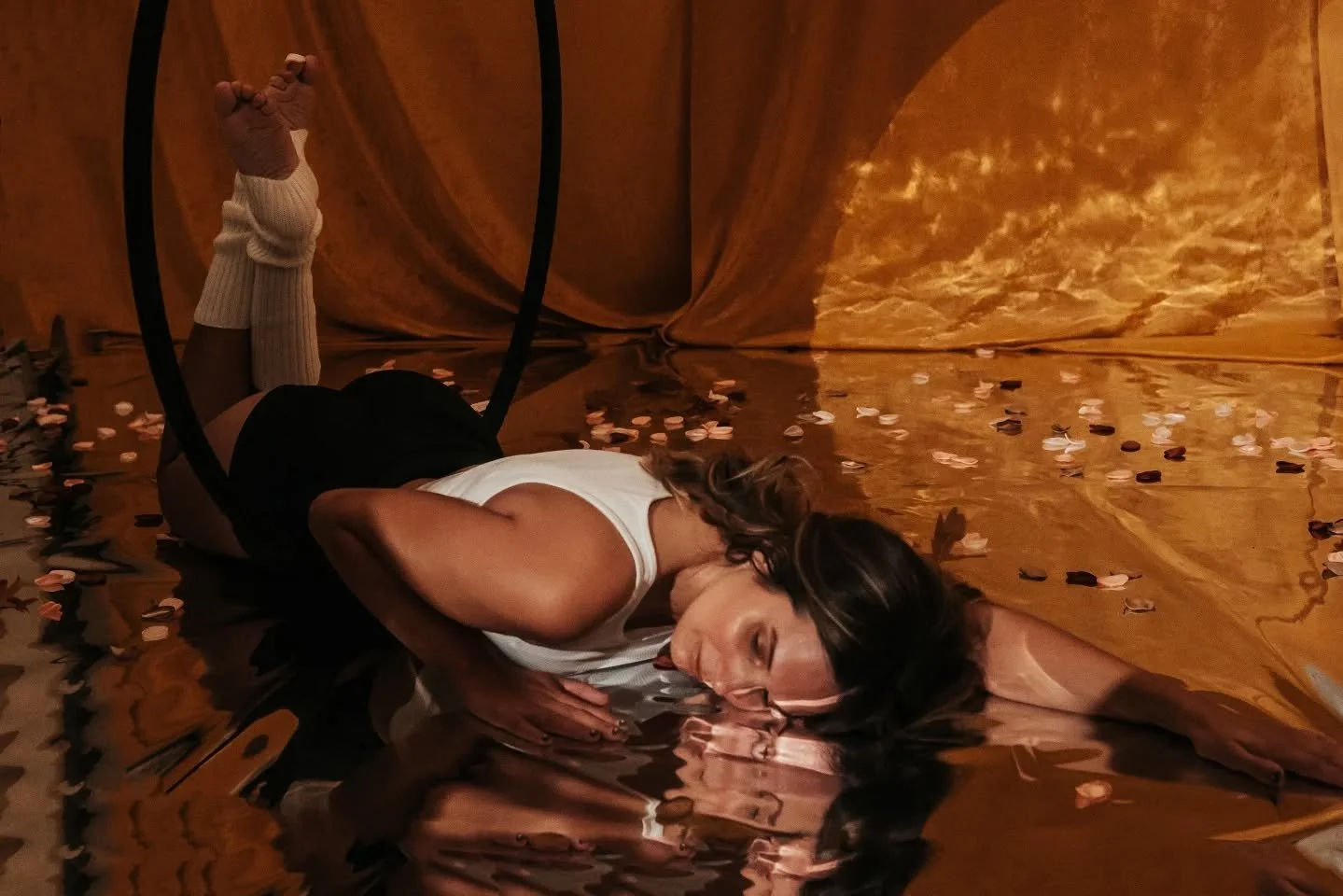 And just like that, all galleries are delivered for the incredible ladies at @alicia_dances studio day, including the incredible @em_hayes90x 🧡

Two sides to these epic minis:
🍂Floor work 
🍂Hoop tricks 

The ladies spend time before the day planni