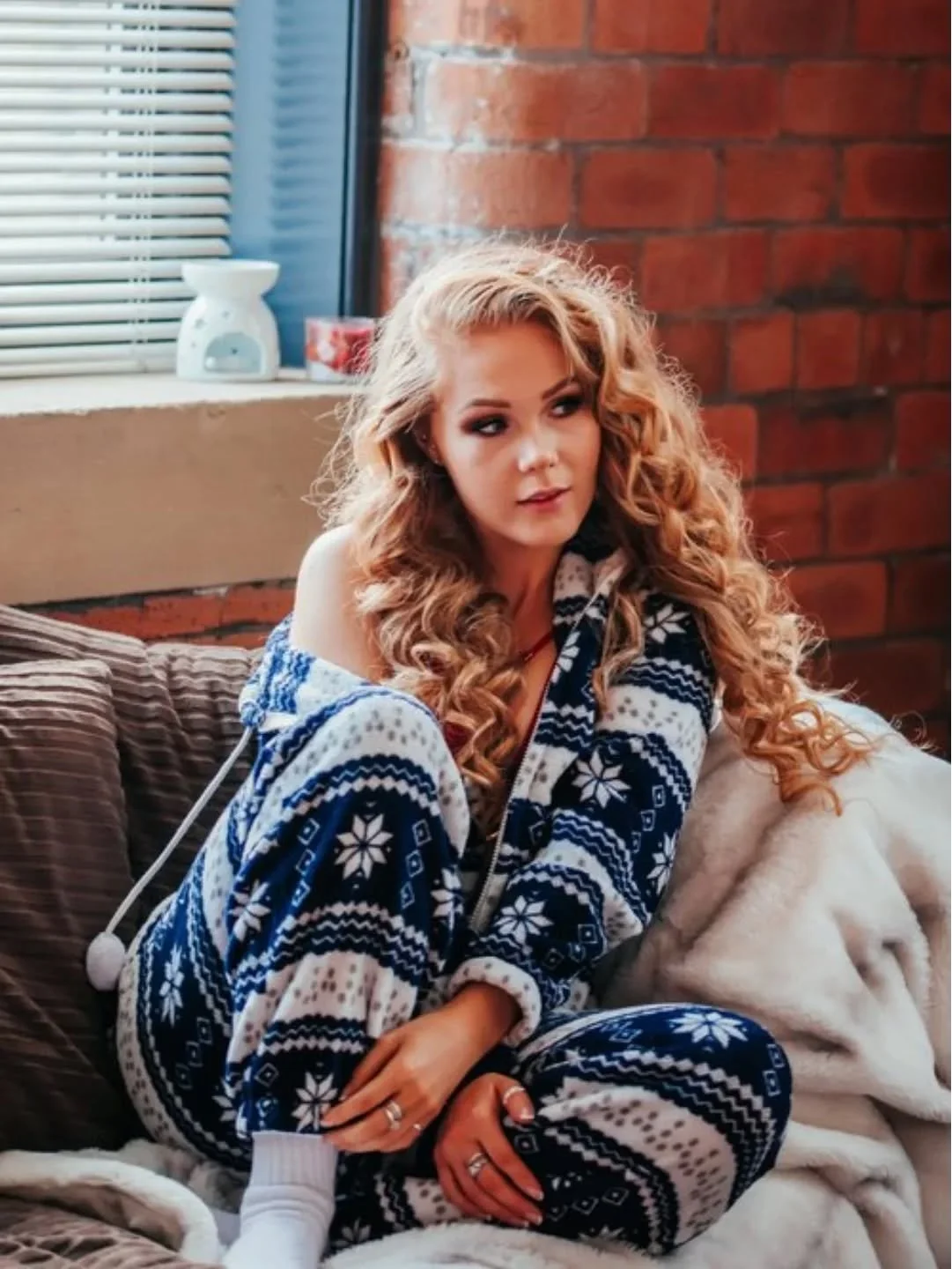 Cosy winter days ❄️

Christmas boudoir shoots are so much and this one of Lanina's had at least 3 looks...everything from cosy onsies to lace boots and corsets ❤️

Keep your eyes peeled over the next few weeks as there might just be a few giveaways i