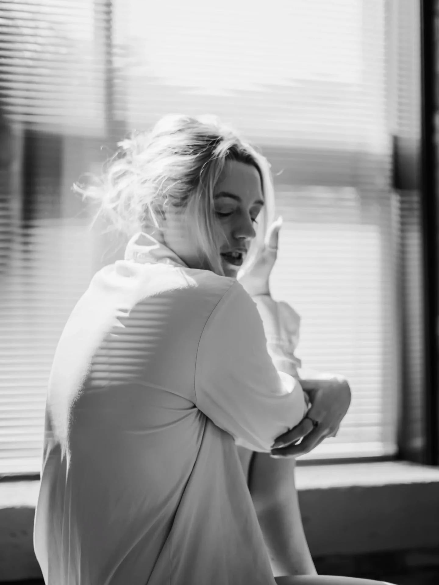 Preview | Eliza 🖤🤍

We origionally planned this session with a painters corner theme, then she sent me thoughts and the inspo took me back to what I love most:
🤍natural light
🤍white shirts
🤍summer glow
🤍black &amp; white
🤍50mm lens
🤍messy bun