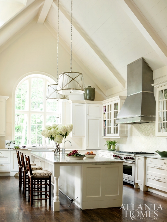 Cream Kitchen Cabinets, Should Kitchen Cabinets Be Same Color As Walls