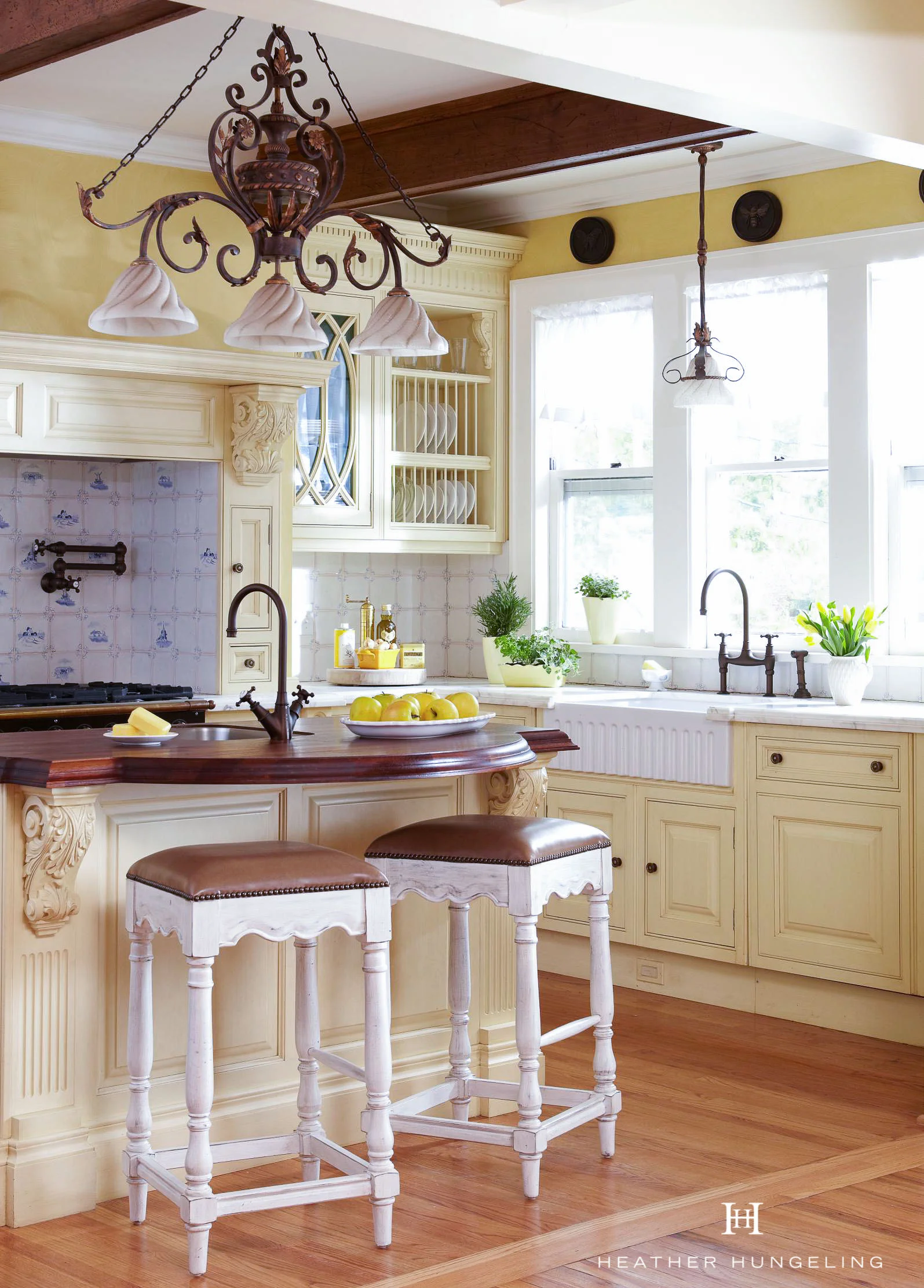 Luxury Clive Christian kitchen in painted Antique Cream, Knoxvil